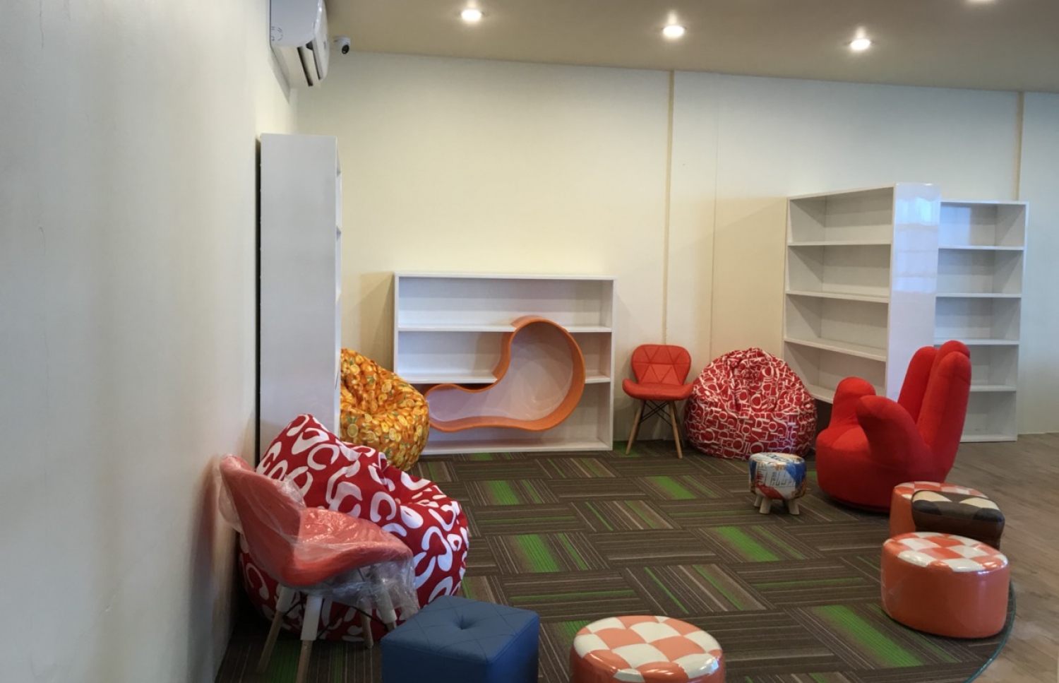 ކ. ގުރައިދޫ ސްކޫލުގެ ލައިބްރަރީގައި ކުދިން މަޑުކޮށްލައިގެން ތިބޭ ތަނެއް - ފޮޓޯ: ގުރައިދޫ ކައުންސިލް