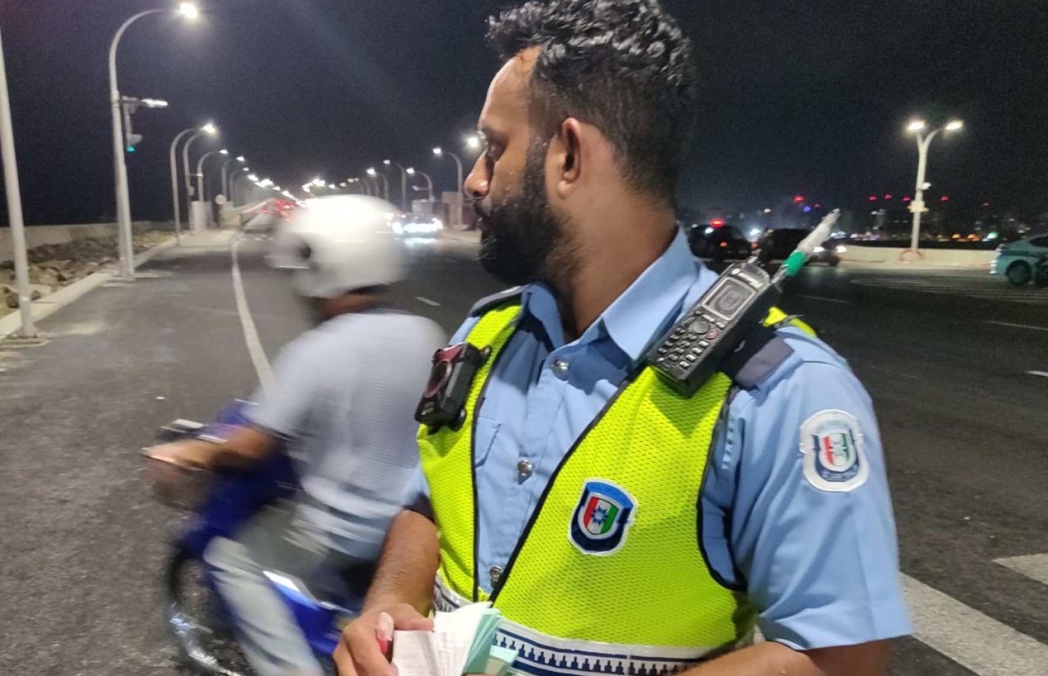 ފުލުހަކު ބޮޑީ ކެމެރާއަކާ އެކު ބްރިޖު ސަރަހައްދުގައި. ފުލުހުންނަށް 1400 ބޮޑީ ވޯން ކެމެރާ އަންނަނީ ހޯދަމުން. -- ފޮޓޯ/ ޕޮލިސް