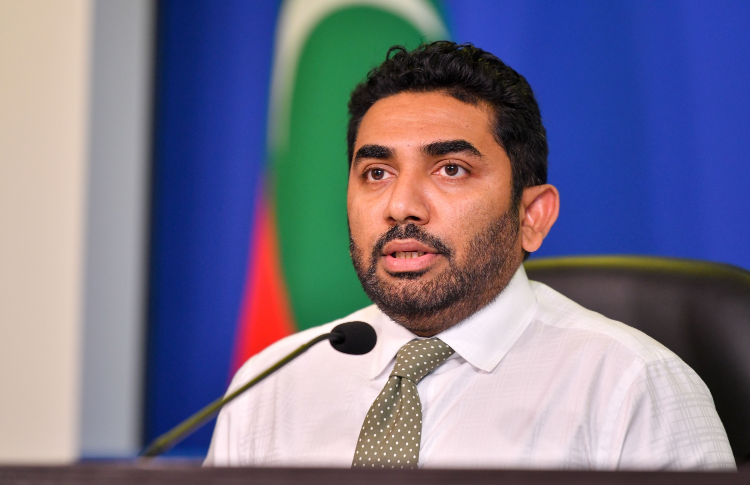 ކޮރޯނާވައިރަހުގެ ހާލަތާ ގުޅޭ ގޮތުން މިރޭ ބޭއްވި ނިއުސް ބްރީފިންގައި ހެލްތު މިނިސްޓަރު އަމީން، ނޫސްވެރިންގެ ސުވާލުތަކަށް ޖަވާބު ދެއްވަނީ.---ފޮޓޯ: އަހުމަދު އަވްޝަން/މިހާރު