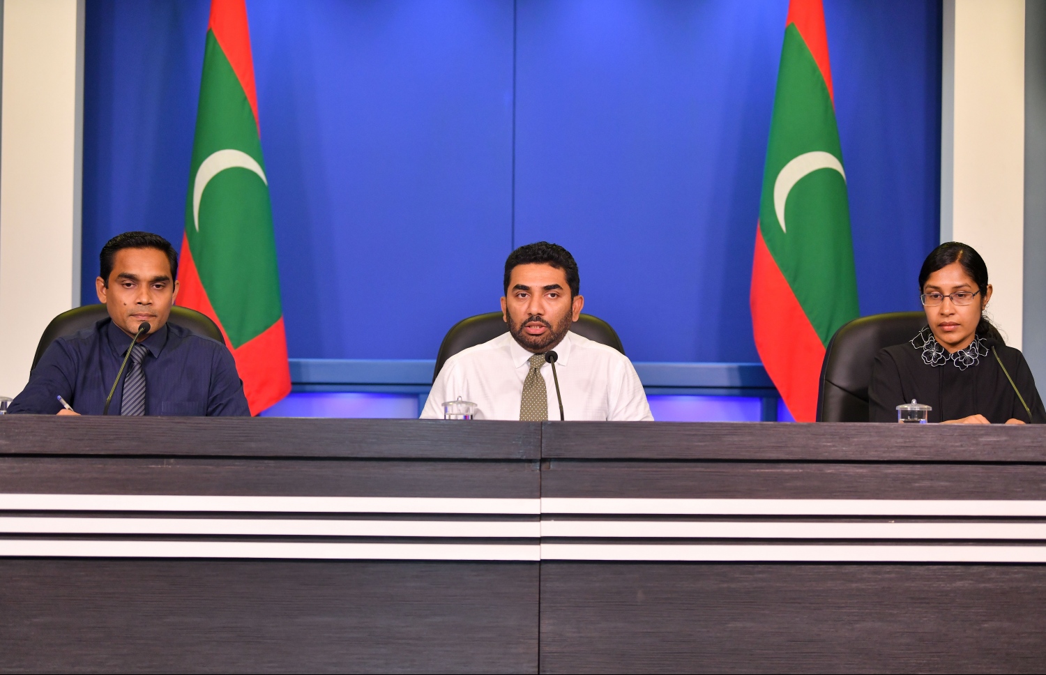 ކޮރޯނާވައިރަހުގެ ހާލަތާ ގުޅޭ ގޮތުން މިރޭ ބޭއްވި ނިއުސް ބްރީފިންގައި ހެލްތު މިނިސްޓަރު އަމީން، ދެ ޑޮކްޓަރަކާ އެކު، ނޫސްވެރިންގެ ސުވާލުތަކަށް ޖަވާބު ދެއްވަނީ.---ފޮޓޯ: އަހުމަދު އަވްޝަން/މިހާރު