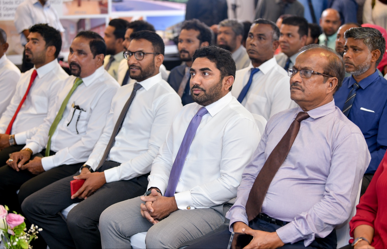 ތިން ހޮސްޕިޓަލްގެ ޑިޒައިން ދައްކާލަން ބޭއްވި ރަސްމިއްޔާތުގައި ހެލްތު މިނިސްޓަރު އަމީން (މ) އަދި އެ މިނިސްޓްރީގެ އިސް ވެރިން ބައިވެރިވެވަޑައިގަންނަވަނީ -- ފޮޓޯ: ނިޝާން އަލީ/މިހާރު