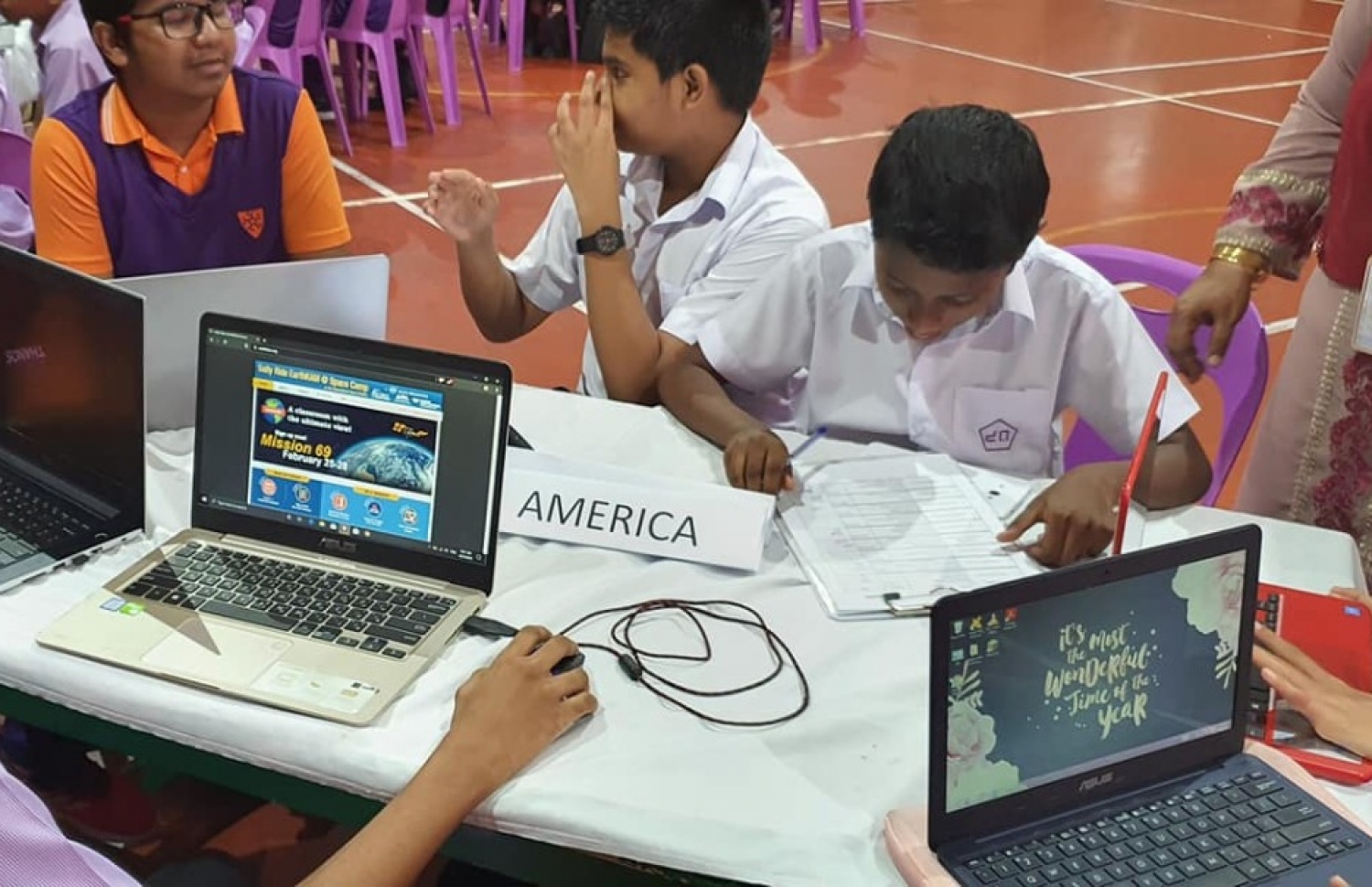 އައިއެސްއެސްގެ ކެމެރާ ބޭނުންކޮށްގެން ފޮޓޯ ނަގަން ދަރިވަރުންތަކެއް ކޮމާންޑް ކުރަނީ - ފޮޓޯ: ޣިޔާސުއްދީން ސްކޫލް