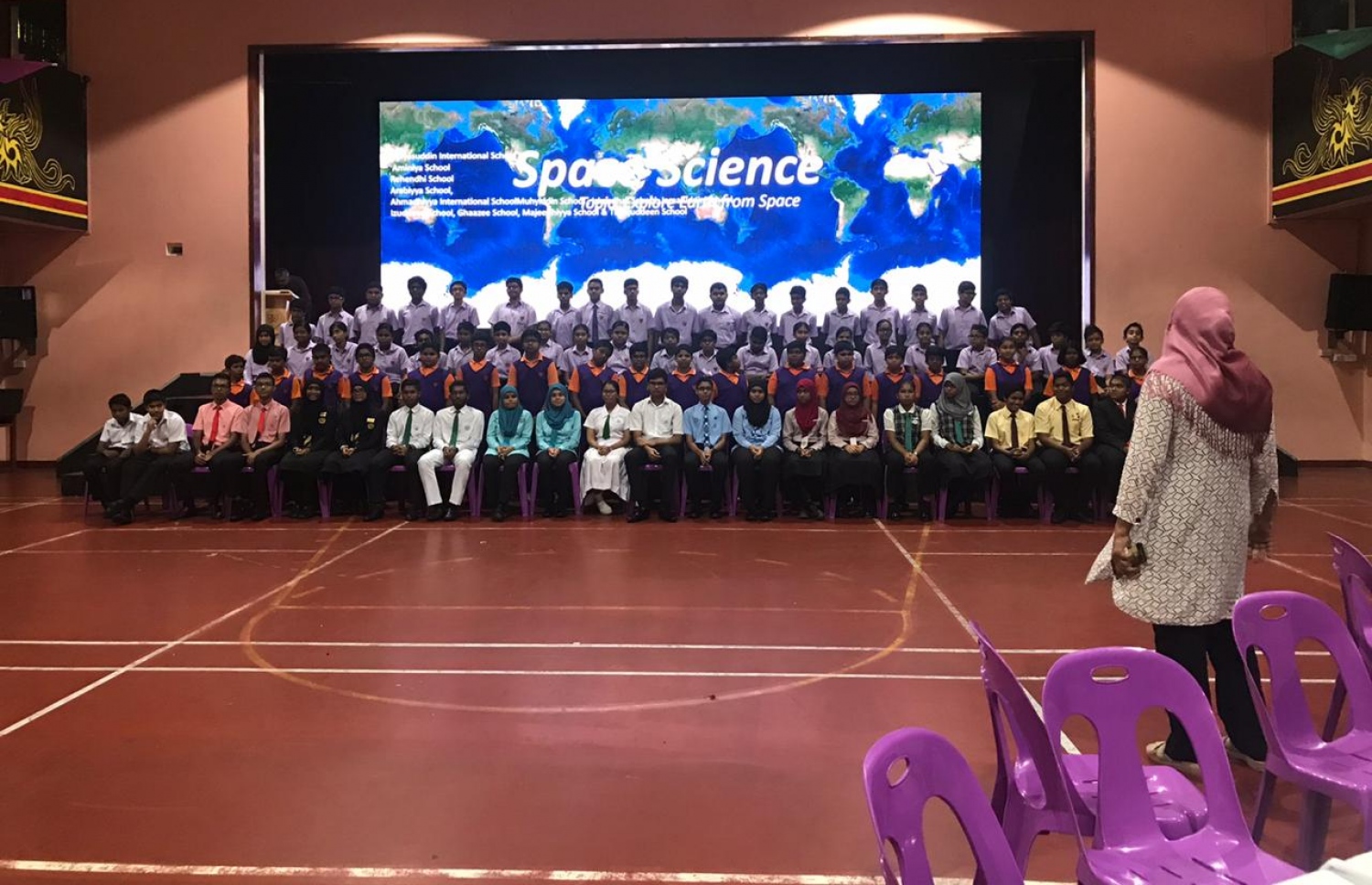 ސްޕޭސް ސައިންސް ޕޮރޮގްރާމްގައި ބައިވެރިވި ދަރިވަރުން ފޮޓޯއަކަށް ހުއްޓިގެން - ފޮޓޯ: ޣިޔާސުއްދީން