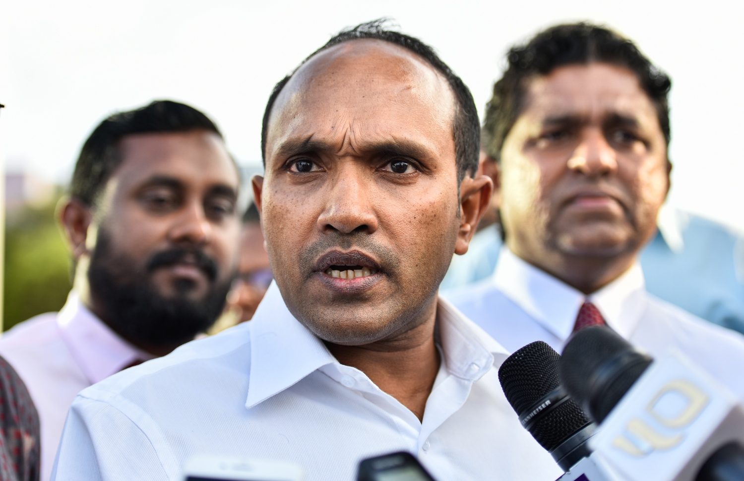 ޔާމީންގެ ވަކީލް ކުރީގެ ނައިބު ރައީސް މުހައްމަދު ޖަމީލް ނޫސްވެރިންނާ ވާހަކަ ދައްކަވަނީ. --- ފޮޓޯ: އަހުމަދު އަވްޝަން/މިހާރު