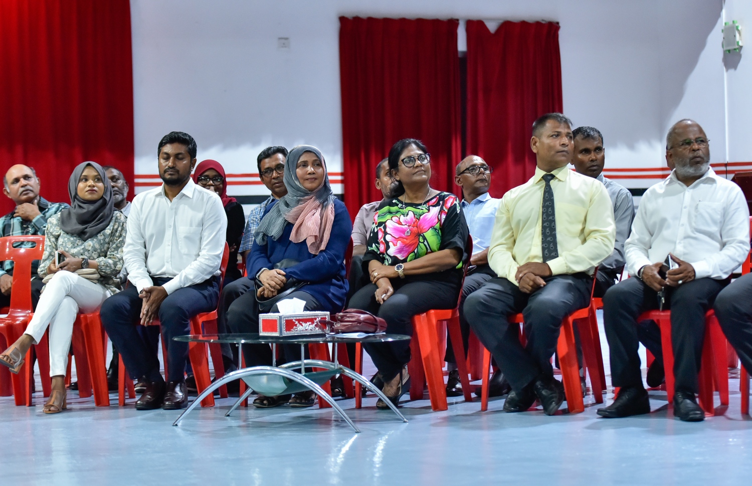 ބައްދަލުވުމުގައި ބައިވެރިވި ސިޓީ ކައުންސިލްގެ މެމްބަރުން: ބައްދަލުވުން ނިންމާލަން ޖެހުނީ މެމްބަރުން ދެބަސްވުމުން-- ފޮޓޯ: އަހުމަދު އަވްޝަން