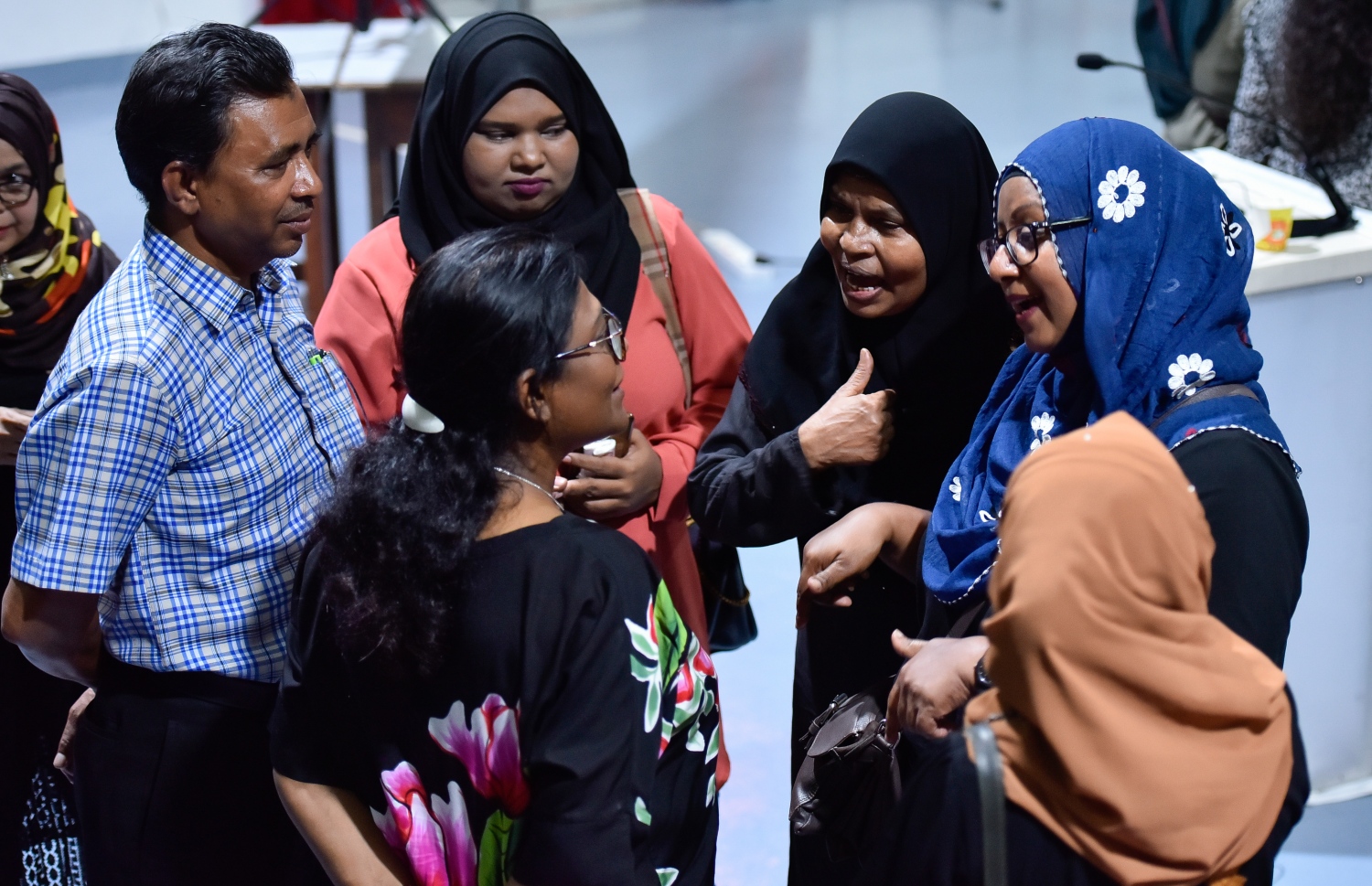 ބައްދަލުވުމުގެ ބައެއް ބައިވެރިން މޭޔަރު ޝިފާއާ ވާހަކަ ދައްކަނީ: ގިނަ ކަންބޮޑުވުންތަކެއް ހިއްސާކުރި-- ފޮޓޯ: އަހުމަދު އަވްޝަން