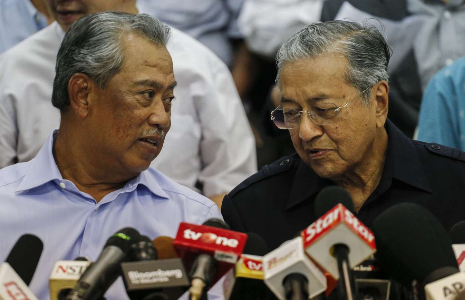 މުހިއްދީން ޔާސީން އާއި މަހާތިރު ނޫސްވެރިންގެ ބައްދަލުވުމެއްގައި. --ފޮޓޯ:ޔޫރަޕިއަން ޕްރެސް ފޮޓޯ އެޖެންސީ