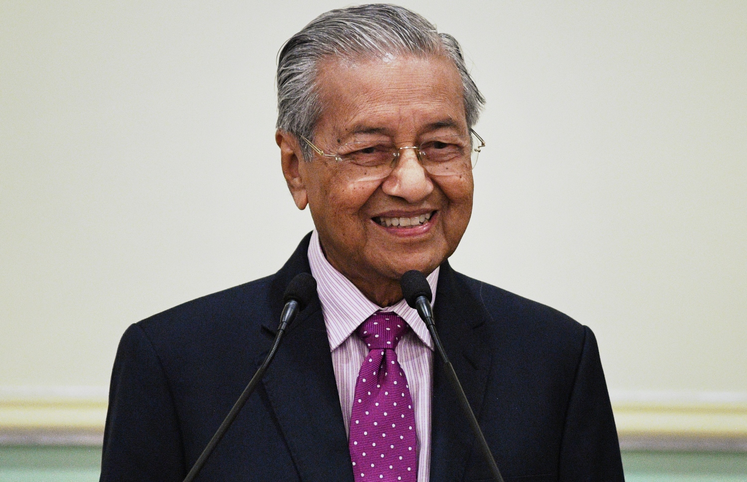 އިސްތިއުފާ ދެއްވި ބޮޑު ވަޒީރު މަހާތިރު އިއްޔެ ނޫސްވެރިންގެ ބައްދަލުވުމެއްގައި. --ފޮޓޯ:އޭއެފްޕީ