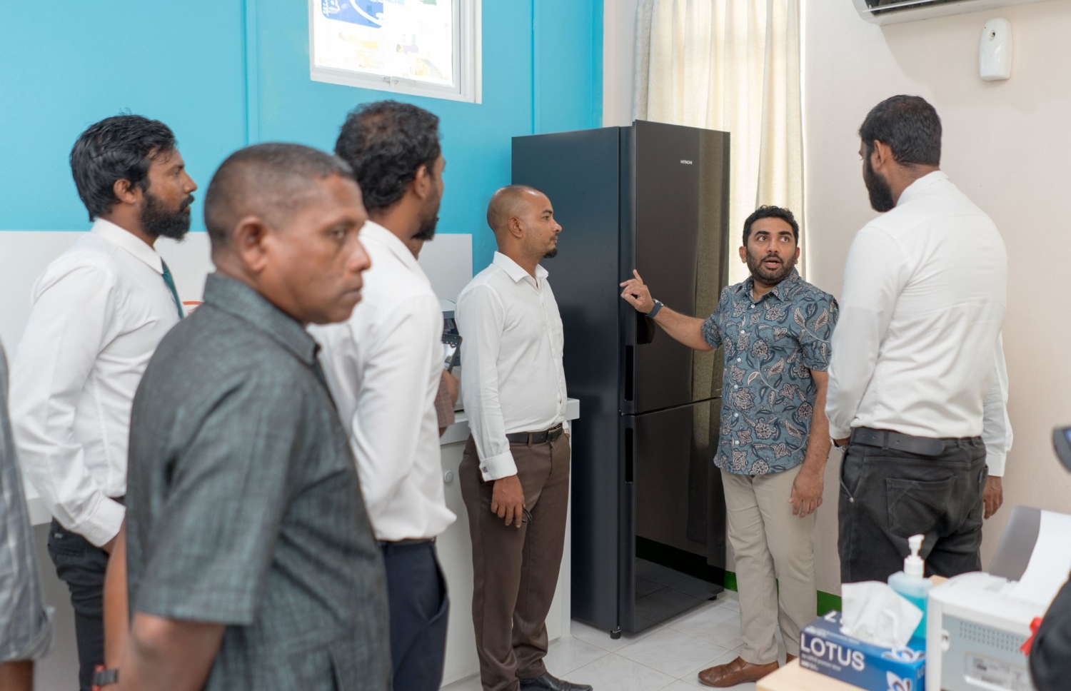 ލަންދޫ ސިއްހީ މަރުކަޒުގެ ލެބޯރެޓަރީ މިއަދު ހުޅުއްވައި ދެއްވުމަށް ފަހު، މިނިސްޓަރު އަމީން އެ ތަން ބައްލަވައިލައްވަނީ.---ފޮޓޯ: ހެލްތު މިނިސްޓްރީ