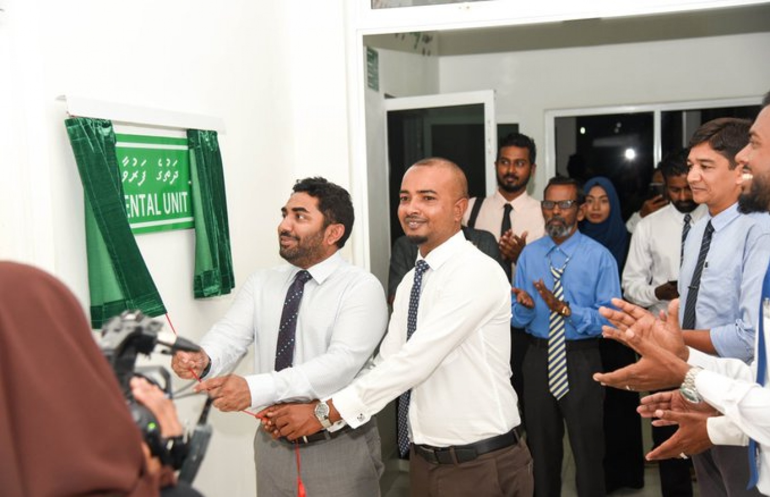 މިނިސްޓަރު އަމީން، ނ. އަތޮޅު ހޮސްޕިޓަލްގައި ދަތުގެ ފަރުވާ ރަސްމީކޮށް ރޭ ފައްޓަވައި ދެއްވަނީ.---ފޮޓޯ: ހެލްތު މިނިސްޓްރީ