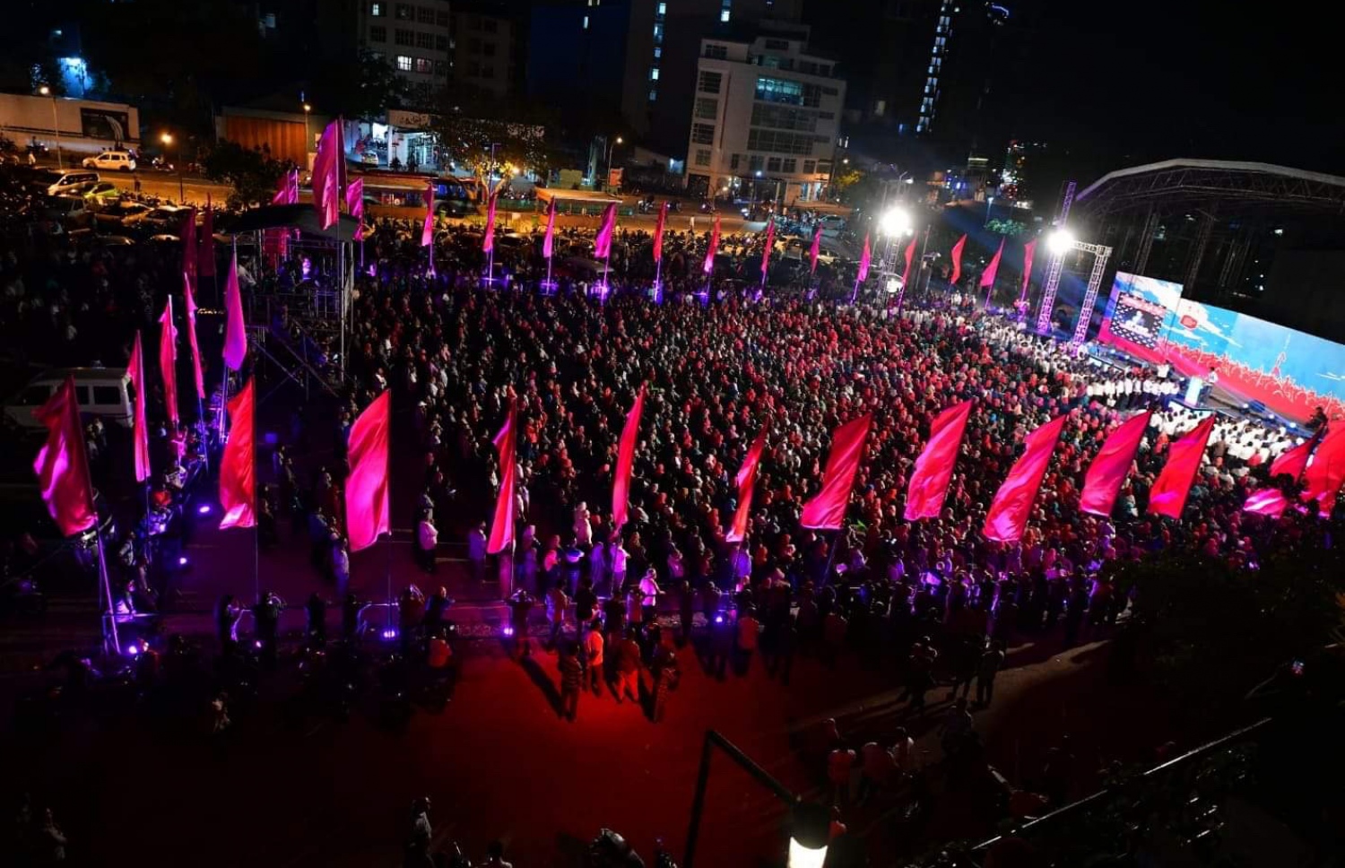 މާލެ: ފެބުރުއަރީ 28، 2020- އިދިކޮޅު ކޯލިޝަނުން ކާނިވާ ސަރަހައްދުގައި މިރޭ ބޭއްވި ބޮޑު ޖަލްސާގެ ތެރެއިން: ޕީޕީއެމުން ލޯކަލް ކައުންސިލްތަކުގެ އިންތިޚާބުގެ ކެމްޕެއިން ރަސްމީކޮށް ފެށުމަށް ބޭއްވި މި ޖަލްސާ އަށް އެތައް ހާސް ބަޔަކު ދިޔަ.---ފޮޓޯތައް: އަހުމަދު އަވްޝަން އިލްޔާސް/މިހާރު