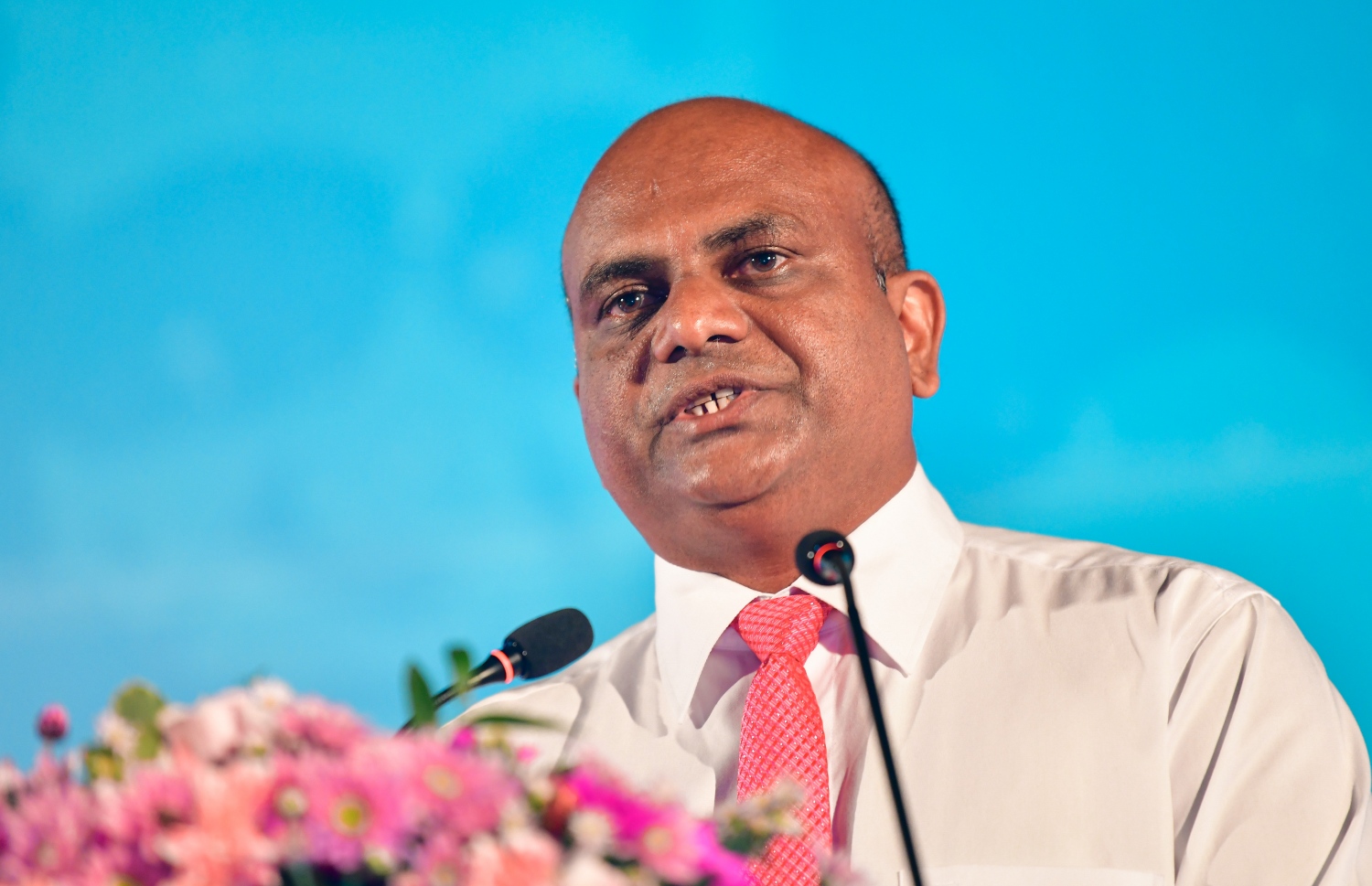 މާލެ: ފެބުރުއަރީ 28، 2020- އިދިކޮޅު ކޯލިޝަނުން ކާނިވާ ސަރަހައްދުގައި މިރޭ ބޭއްވި ބޮޑު ޖަލްސާގައި، ޕީޕީއެމްގެ ޓިކެޓުގައި އައްޑޫގެ މޭޔަރުކަމަށް ނުކުންނެވި މުހައްމަދު ލަތީފް ވާހަކަ ދައްކަވަނީ: ޕީޕީއެމުން ލޯކަލް ކައުންސިލްތަކުގެ އިންތިޚާބުގެ ކެމްޕެއިން ރަސްމީކޮށް ފެށުމަށް ބޭއްވި މި ޖަލްސާ އަށް އެތައް ހާސް ބަޔަކު ދިޔަ.---ފޮޓޯތައް: އަހުމަދު އަވްޝަން އިލްޔާސް/މިހާރު