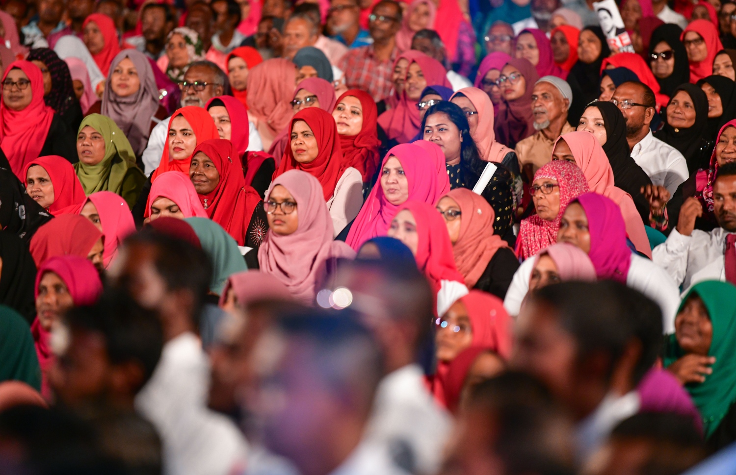 މާލެ: ފެބުރުއަރީ 28، 2020- އިދިކޮޅު ކޯލިޝަނުން ކާނިވާ ސަރަހައްދުގައި މިރޭ ބޭއްވި ބޮޑު ޖަލްސާގެ ތެރެއިން: ޕީޕީއެމުން ލޯކަލް ކައުންސިލްތަކުގެ އިންތިޚާބުގެ ކެމްޕެއިން ރަސްމީކޮށް ފެށުމަށް ބޭއްވި މި ޖަލްސާ އަށް އެތައް ހާސް ބަޔަކު ދިޔަ.---ފޮޓޯތައް: އަހުމަދު އަވްޝަން އިލްޔާސް/މިހާރު