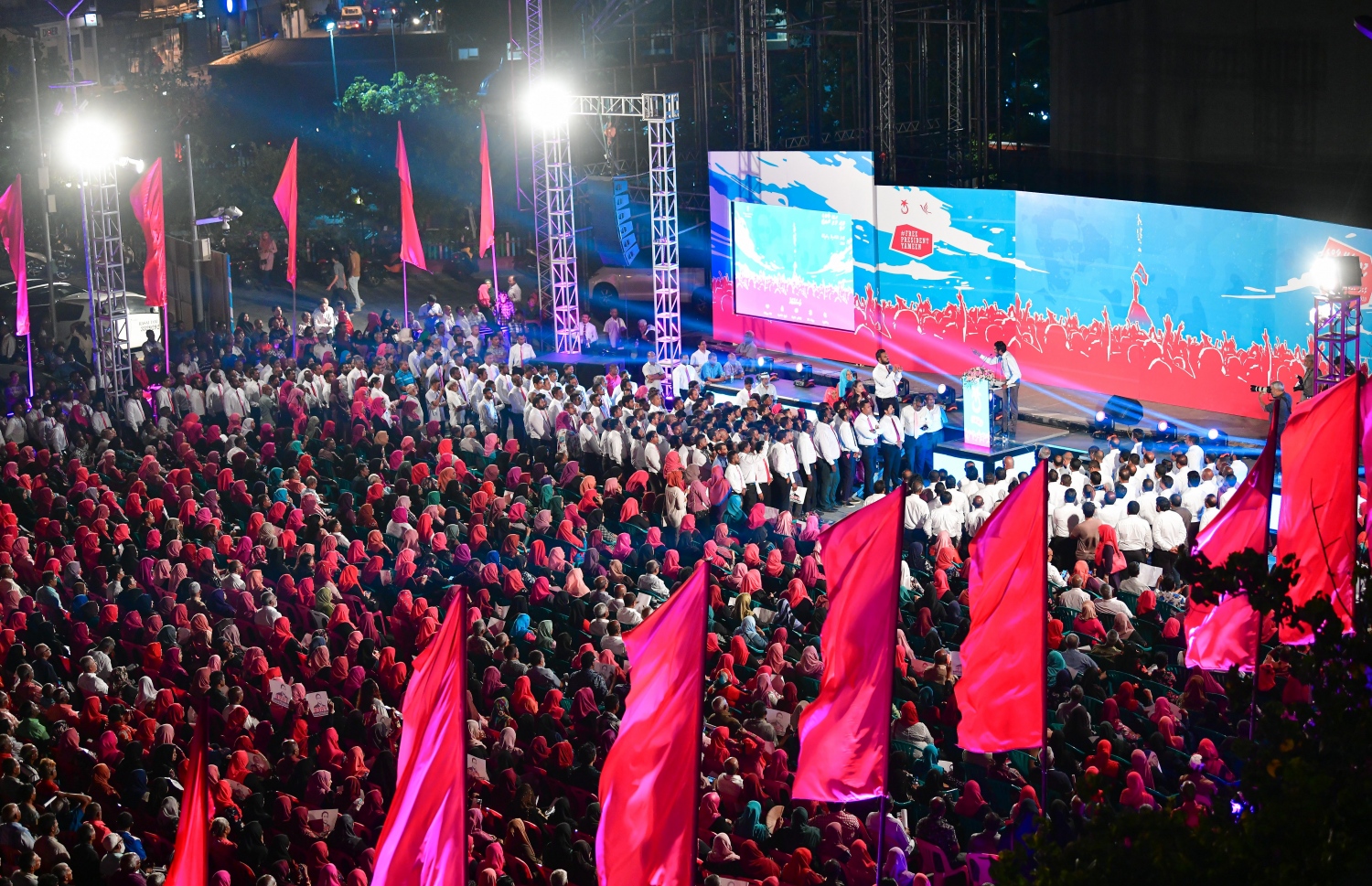 މާލެ: ފެބުރުއަރީ 28، 2020- އިދިކޮޅު ކޯލިޝަނުން ކާނިވާ ސަރަހައްދުގައި މިރޭ ބޭއްވި ބޮޑު ޖަލްސާގެ ތެރެއިން: ޕީޕީއެމުން ލޯކަލް ކައުންސިލްތަކުގެ އިންތިޚާބުގެ ކެމްޕެއިން ރަސްމީކޮށް ފެށުމަށް ބޭއްވި މި ޖަލްސާ އަށް އެތައް ހާސް ބަޔަކު ދިޔަ.---ފޮޓޯތައް: އަހުމަދު އަވްޝަން އިލްޔާސް/މިހާރު