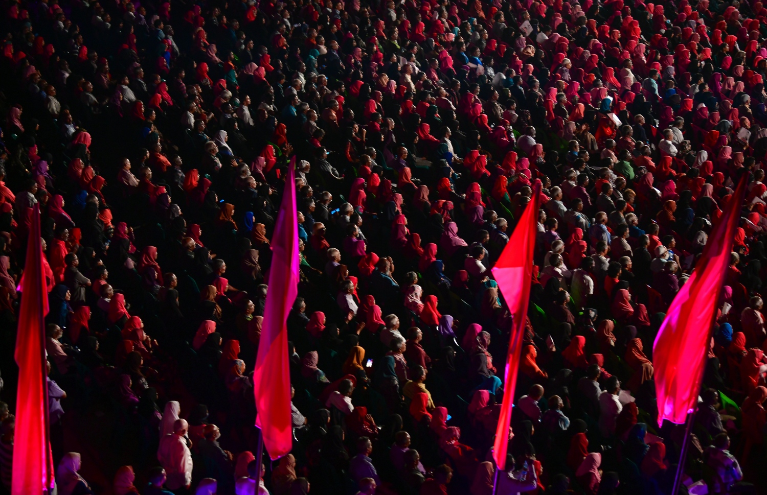 މާލެ: ފެބުރުއަރީ 28، 2020- އިދިކޮޅު ކޯލިޝަނުން ކާނިވާ ސަރަހައްދުގައި މިރޭ ބޭއްވި ބޮޑު ޖަލްސާގައި ކާނިވާ ސަރަހައްދު ފުރައިލާފައި: ޕީޕީއެމުން ލޯކަލް ކައުންސިލްތަކުގެ އިންތިޚާބުގެ ކެމްޕެއިން ރަސްމީކޮށް ފެށުމަށް ބޭއްވި މި ޖަލްސާ އަށް އެތައް ހާސް ބަޔަކު ދިޔަ.---ފޮޓޯތައް: އަހުމަދު އަވްޝަން އިލްޔާސް/މިހާރު