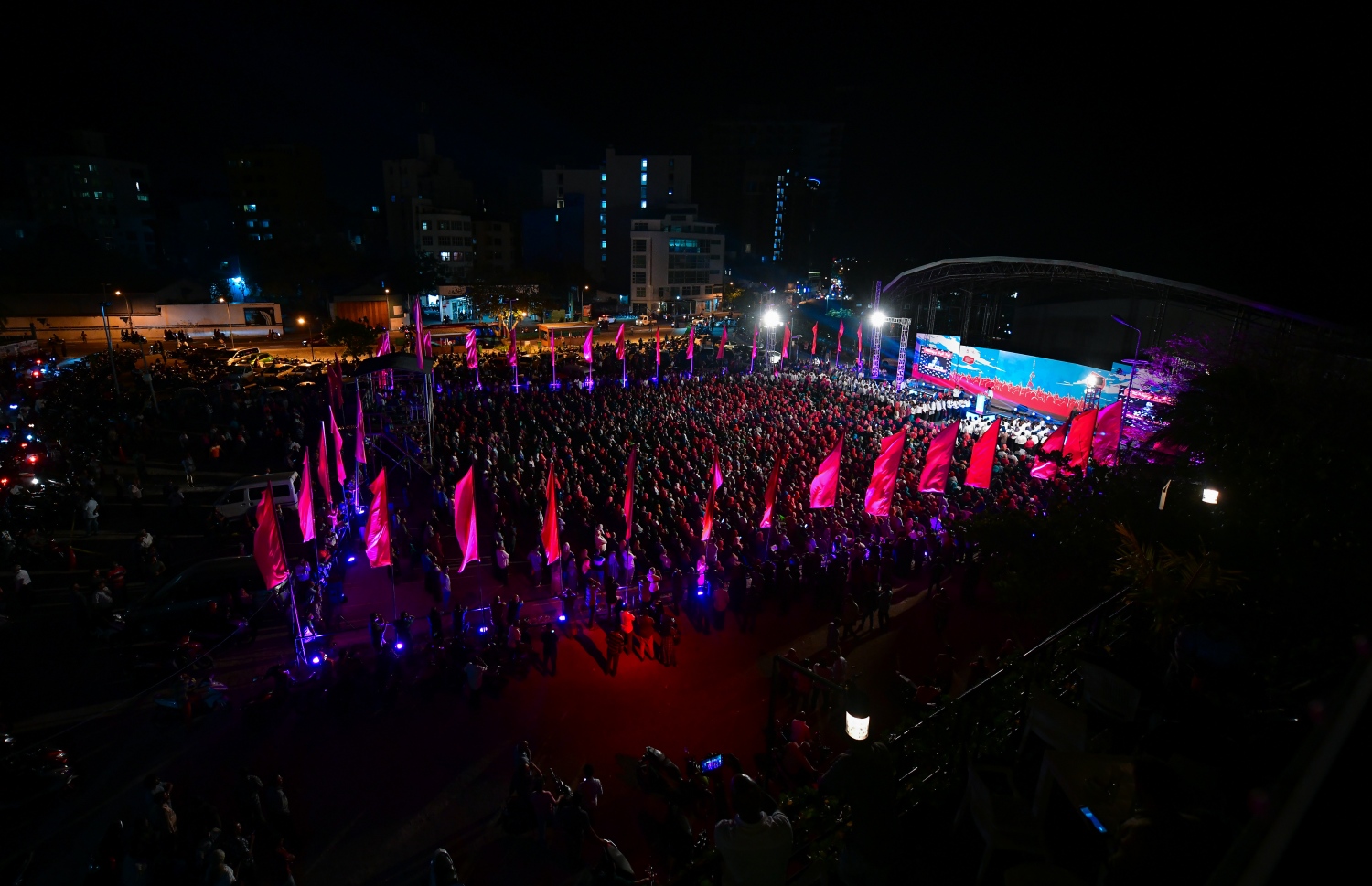 މާލެ: ފެބުރުއަރީ 28، 2020- އިދިކޮޅު ކޯލިޝަނުން ކާނިވާ ސަރަހައްދުގައި މިރޭ ބޭއްވި ބޮޑު ޖަލްސާގެ ތެރެއިން: ޕީޕީއެމުން ލޯކަލް ކައުންސިލްތަކުގެ އިންތިޚާބުގެ ކެމްޕެއިން ރަސްމީކޮށް ފެށުމަށް ބޭއްވި މި ޖަލްސާ އަށް އެތައް ހާސް ބަޔަކު ދިޔަ.---ފޮޓޯތައް: އަހުމަދު އަވްޝަން އިލްޔާސް/މިހާރު