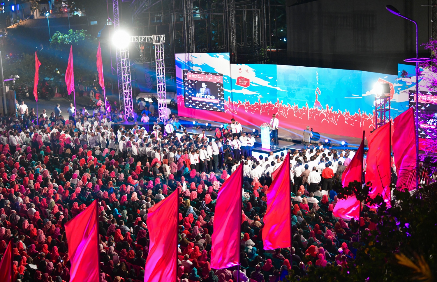 މާލެ: ފެބުރުއަރީ 28، 2020 ލޯކަލް ކައުންސިލްތަކުގެ އިންތިޚާބަށް ޕީޕީއެމްގެ ކެމްޕެއިން ރަސްމީކޮށް ފެށުމަށް މާލޭގެ ކާނިވާ ސަރަހައްދުގައި، އެތައް ހާސް ސަޕޯޓަރުންތަކަކާ އެކު ބޭއްވި ބިޔަ ޖަލްސާ --- ފޮޓޯ: އަހުުމަދު އަވްޝަން އިލްޔާސް/މިހާރު