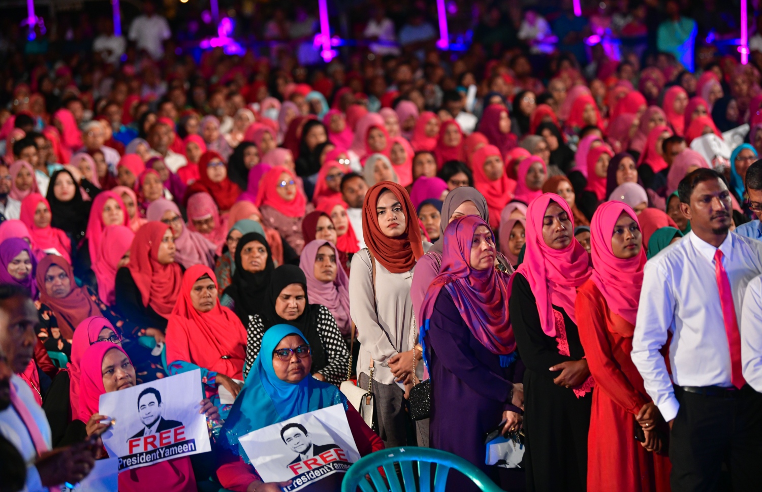 މާލެ: ފެބުރުއަރީ 28، 2020- އިދިކޮޅު ކޯލިޝަނުން ކާނިވާ ސަރަހައްދުގައި މިރޭ ބޭއްވި ބޮޑު ޖަލްސާގެ ތެރެއިން: ޕީޕީއެމުން ލޯކަލް ކައުންސިލްތަކުގެ އިންތިޚާބުގެ ކެމްޕެއިން ރަސްމީކޮށް ފެށުމަށް ބޭއްވި މި ޖަލްސާ އަށް އެތައް ހާސް ބަޔަކު ދިޔަ.---ފޮޓޯތައް: އަހުމަދު އަވްޝަން އިލްޔާސް/މިހާރު