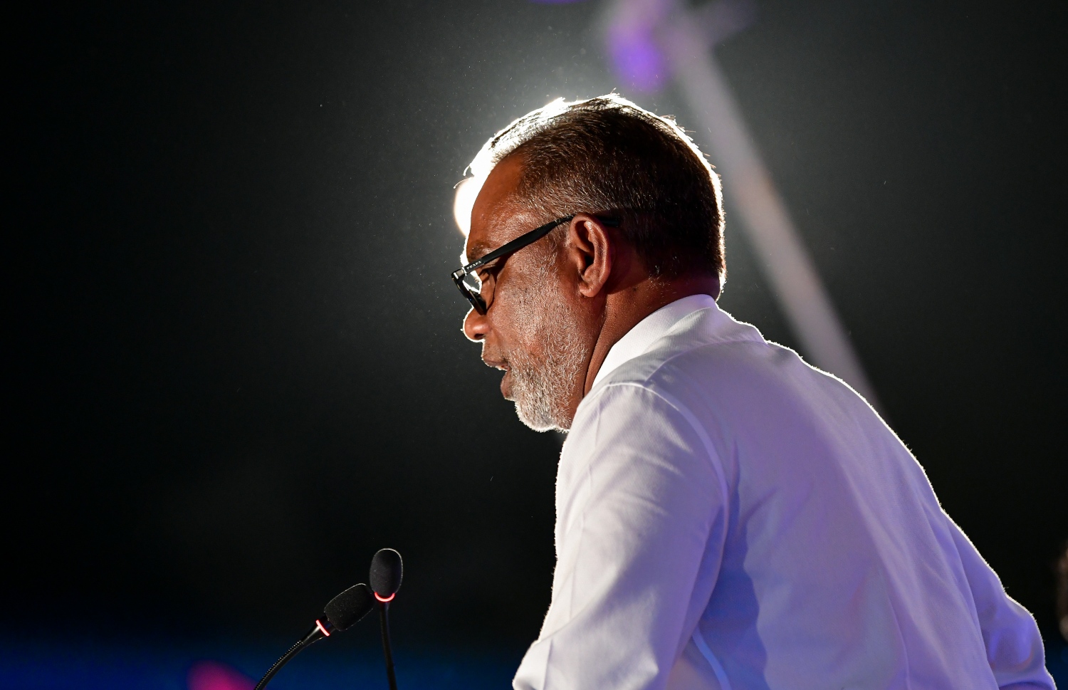 މާލެ: ފެބުރުއަރީ 28، 2020- އިދިކޮޅު ކޯލިޝަނުން ކާނިވާ ސަރަހައްދުގައި މިރޭ ބޭއްވި ބޮޑު ޖަލްސާގައި، ޕީއެންސީގެ ރައީސް އަބްދުއްރަހީމް އަބްދުﷲ ވާހަކަ ދައްކަވަނީ: ޕީޕީއެމުން ލޯކަލް ކައުންސިލްތަކުގެ އިންތިޚާބުގެ ކެމްޕެއިން ރަސްމީކޮށް ފެށުމަށް ބޭއްވި މި ޖަލްސާ އަށް އެތައް ހާސް ބަޔަކު ދިޔަ.---ފޮޓޯތައް: އަހުމަދު އަވްޝަން އިލްޔާސް/މިހާރު