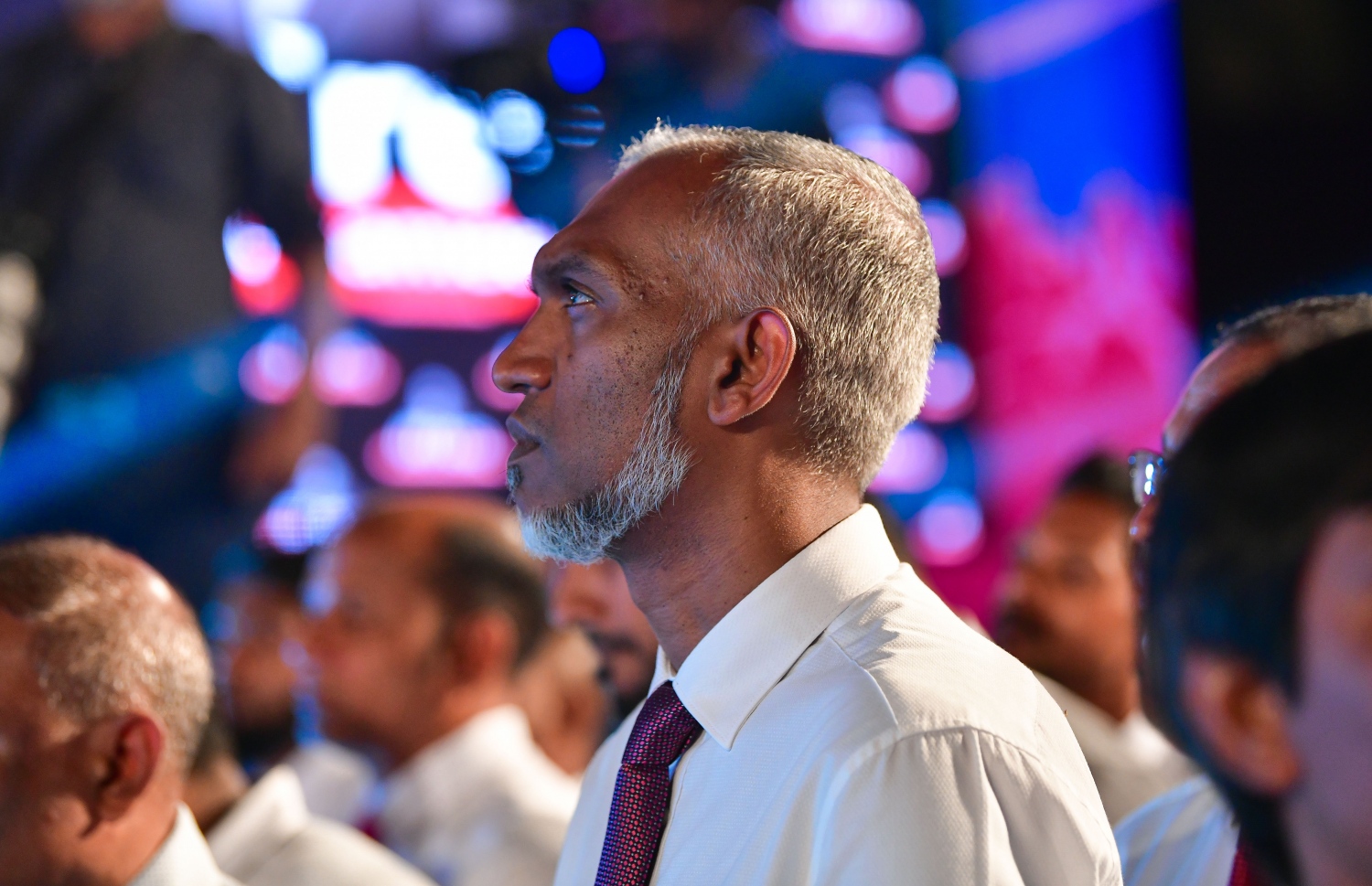 މާލެ: ފެބުރުއަރީ 28، 2020- އިދިކޮޅު ކޯލިޝަނުން ކާނިވާ ސަރަހައްދުގައި މިރޭ ބޭއްވި ބޮޑު ޖަލްސާގައި، މާލޭގެ މޭޔަރުކަމަށް ކުރިމަތިލައްވާފައިވާ ކުރީގެ ހައުސިން މިނިސްޓަރު ޑރ. މުހައްމަދު މުއިއްޒު ބައިވެރިވެވަޑައިގަންނަވަނީ: ޕީޕީއެމުން ލޯކަލް ކައުންސިލްތަކުގެ އިންތިޚާބުގެ ކެމްޕެއިން ރަސްމީކޮށް ފެށުމަށް ބޭއްވި މި ޖަލްސާ އަށް އެތައް ހާސް ބަޔަކު ދިޔަ.---ފޮޓޯތައް: އަހުމަދު އަވްޝަން އިލްޔާސް/މިހާރު