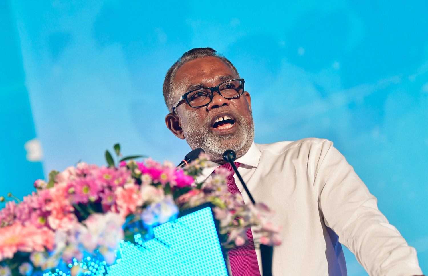 މާލެ: ފެބުރުއަރީ 28، 2020- އިދިކޮޅު ކޯލިޝަނުން ކާނިވާ ސަރަހައްދުގައި މިރޭ ބޭއްވި ބޮޑު ޖަލްސާގައި، ޕީއެންސީގެ ރައީސް އަބްދުއްރަހީމް އަބްދުﷲ ވާހަކަ ދައްކަވަނީ: ޕީޕީއެމުން ލޯކަލް ކައުންސިލްތަކުގެ އިންތިޚާބުގެ ކެމްޕެއިން ރަސްމީކޮށް ފެށުމަށް ބޭއްވި މި ޖަލްސާ އަށް އެތައް ހާސް ބަޔަކު ދިޔަ.---ފޮޓޯތައް: އަހުމަދު އަވްޝަން އިލްޔާސް/މިހާރު