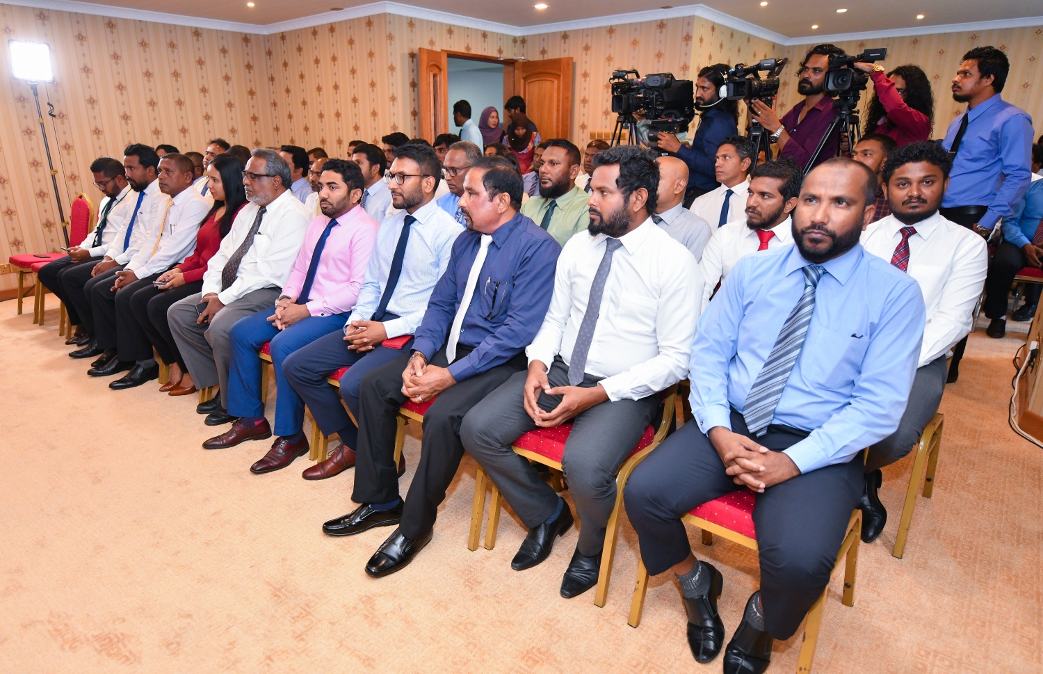 މާލެ- މާޗް 1، 2020- ހެލްތު މިނިސްޓްރީން 20 ރަށެއްގެ ސިއްހީ މަރުކަޒުތަކާ ގުޅޭ މަޝްރޫއުތަކަށް ކައުންސިލްތަކާ ހަވާލުކުރުމަށް މިއަދު ބޭއްވި ރަސްމިއްޔާތުގައި ހެލްތު މިނިސްޓަރު އަމީނާއި އެ މިނިސްޓްރީގެ ބައެއް ވެރިންނާއި އެލްޖީއޭގެ ބައެއް އިސްބޭފުޅުން އަދި ބައެއް ކައުންސިލަރުން ބައިވެރިވެވަޑައިގަންނަވަނީ.---ފޮޓޯ: އަހުމަދު އަވްޝަން/މިހާރު