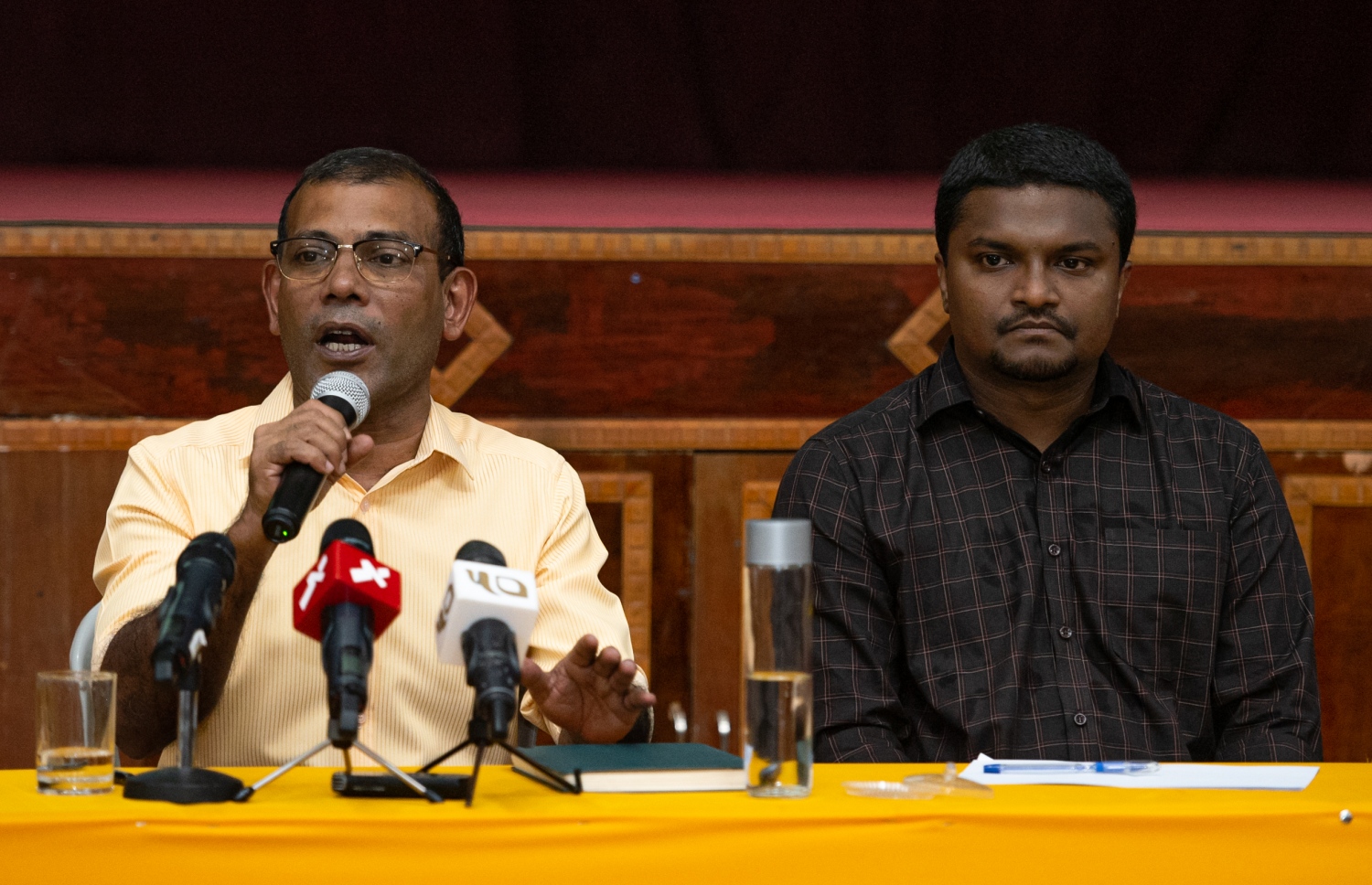 އެމްޑީޕީގެ ބައްދަލުވުމުގައި ނަޝީދު ވާހަކަ ދައްކަވާއިރު އަަނަސް އަރިހުގައި. --ފޮޓޯ/ސޯޝަލްމީޑިއާ