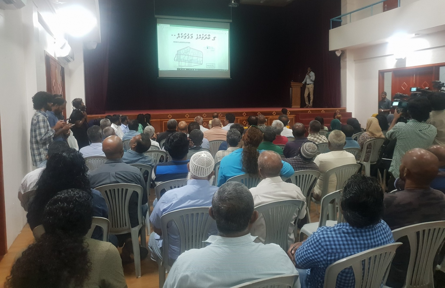 އަހްމަދިއްޔާ އިންޓަނޭޝަނަލް ސްކޫލްގައި މާލޭގެ ބައެއް ދާއިރާތަކުގެ ރައްޔިތުންނާ އެކު އެމްޑީޕީން ބޭއްވި ބައްދަލުވުން. --ފޮޓޯ/ސޯޝަލްމީޑިއާ