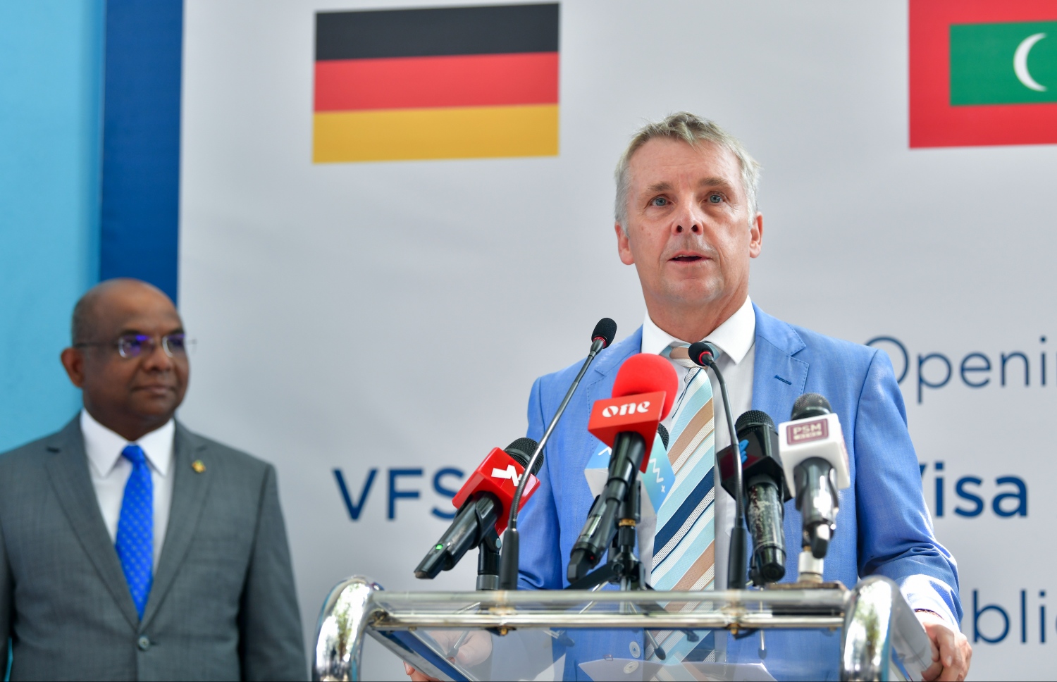 ވީއެފްއެސް ގްލޯބަލްގެ އޮފީހެއް ރާއްޖޭގައި ހުޅުވުމުގެ ރަސްމިއްޔާތުގައި ޖަރުމަނުން ރާއްޖެ އަށް ކަނޑައަޅާފައިވާ ސަފީރު ޖޯން ރޯޑް (ކ) މިއަދު ވާހަކަ ދައްކަވަނީ.--- ފޮޓޯ: ނިޝާން އަލީ/ މިހާރު