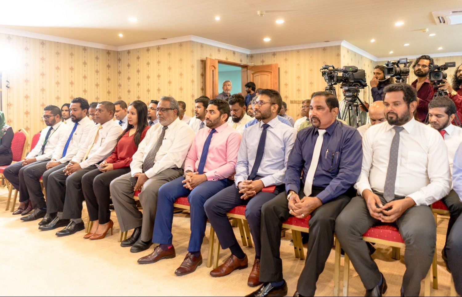 މާލެ- މާޗް 1، 2020- ހެލްތު މިނިސްޓްރީން 20 ރަށެއްގެ ސިއްހީ މަރުކަޒުތަކާ ގުޅޭ މަޝްރޫއުތަކަށް ކައުންސިލްތަކާ ހަވާލުކުރުމަށް މިއަދު ބޭއްވި ރަސްމިއްޔާތުގައި ހެލްތު މިނިސްޓަރު އަމީނާއި އެ މިނިސްޓްރީގެ ބައެއް ވެރިންނާއި އެލްޖީއޭގެ ބައެއް އިސްބޭފުޅުން އަދި ބައެއް ކައުންސިލަރުން ބައިވެރިވެވަޑައިގަންނަވަނީ.---ފޮޓޯ: ހެލްތު މިނިސްޓްރީ