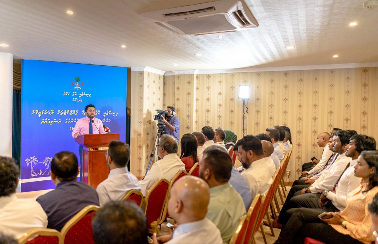 މާލެ- މާޗް 1، 2020- ހެލްތު މިނިސްޓްރީން 20 ރަށެއްގެ ސިއްހީ މަރުކަޒުތަކާ ގުޅޭ މަޝްރޫއުތަކަށް ކައުންސިލްތަކާ ހަވާލުކުރުމަށް މިއަދު ބޭއްވި ރަސްމިއްޔާތުގައި ހެލްތު މިނިސްޓަރު އަމީން ވާހަކަ ދައްކަވަނީ.---ފޮޓޯ: ހެލްތު މިނިސްޓްރީ