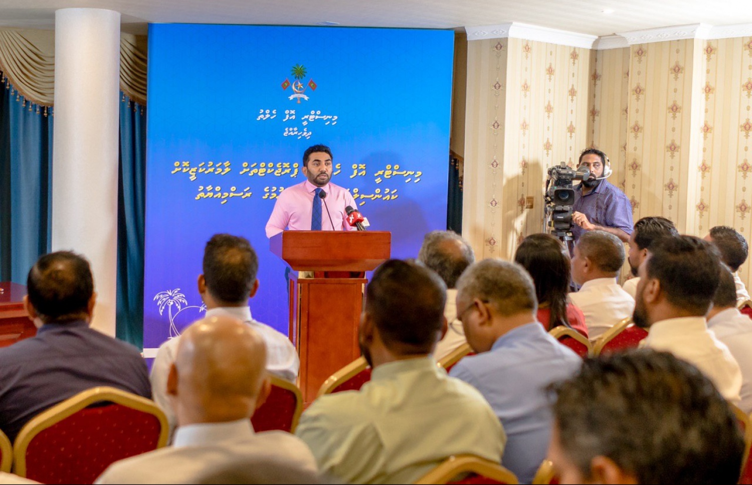 މާލެ- މާޗް 1، 2020- ހެލްތު މިނިސްޓްރީން 20 ރަށެއްގެ ސިއްހީ މަރުކަޒާ ގުޅޭ މަޝްރޫއުތައް ހިންގަން ކައުންސިލްތަކާ ހަވާލުކުރަން ބޭއްވި ރަސްމިއްޔާތުގައި ހެލްތު މިނިސްޓަރު އަބްދުﷲ އަމީން ވާހަކަ ދައްކަވަނީ--. ފޮޓޯ: ހެލްތް މިނިސްޓްރީ