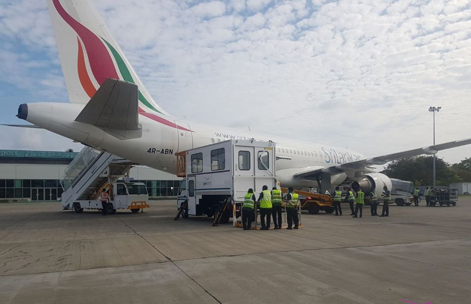 ސްރީލަންކަންގެ ފްލައިޓެއް ގަން އިންޓަނޭޝަނަލް އެއާޕޯޓްގައި: އެ ދަތުރުތައް އަލުން ފެށޭނެ ކަމުގެ ޔަގީން ކަން އެބަ އޮތް ކަމަށް މެމްބަރު އަސްލަމް ވިދާޅުވޭ-- ފޮޓޯ: މިހާރު