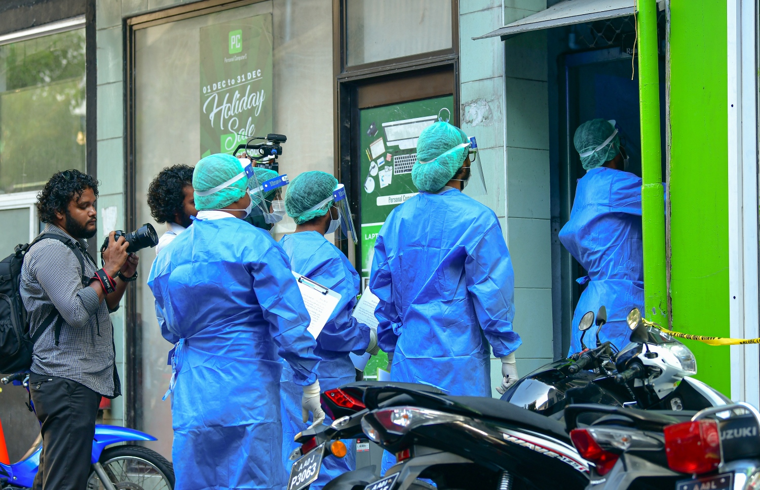 މާލެ: މާޗް 3، 2020- މުޅި ދުނިޔެ އަށް ހަލުވިކަމާ އެކު ފެތުރެމުންދާ ކޮރޯނާވައިރަސް ނުވަތަ ކޮވިޑް-19 އިން ރައްކާތެރިވުމުގެ ގޮތުން ހެލްތު ޕްރޮޓެކްޝަން އެޖެންސީ (އެޗްޕީއޭ) އާއި ނޭޝަނަލް ޑިޒާސްޓާ މެނޭޖްމަންޓް އޮތޯރިޓީ (އެންޑީއެމްއޭ) ގުޅިގެން މާލޭގެ ބިސްބުރު ސަރަހައްދުގައި ކުރިއަށް ގެންދިޔަ ޑްރިލްގެ ތެރެއިން..---ފޮޓޯ: އަހުމަދު އަވްޝަން/މިހާރު