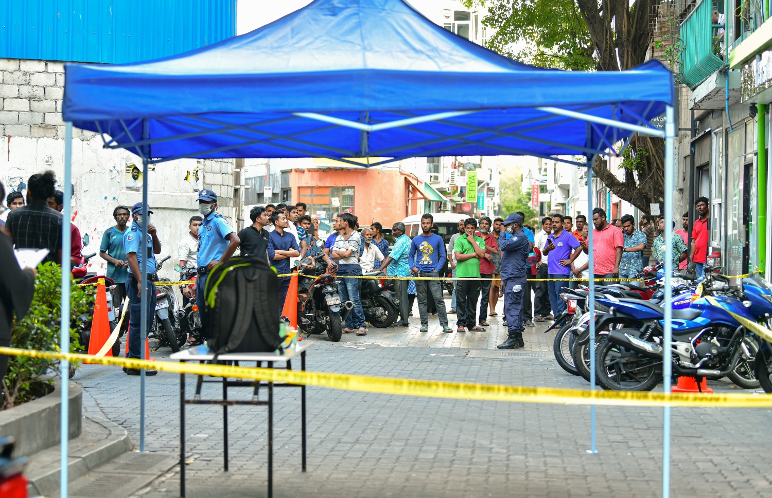 މާލެ: މާޗް 3، 2020- މުޅި ދުނިޔެ އަށް ހަލުވިކަމާ އެކު ފެތުރެމުންދާ ކޮރޯނާވައިރަސް ނުވަތަ ކޮވިޑް-19 އިން ރައްކާތެރިވުމުގެ ގޮތުން ހެލްތު ޕްރޮޓެކްޝަން އެޖެންސީ (އެޗްޕީއޭ) އާއި ނޭޝަނަލް ޑިޒާސްޓާ މެނޭޖްމަންޓް އޮތޯރިޓީ (އެންޑީއެމްއޭ) ގުޅިގެން މާލޭގެ ބިސްބުރު ސަރަހައްދުގައި ކުރިއަށް ގެންދިޔަ ޑްރިލްގެ ތެރެއިން.---ފޮޓޯ: އަހުމަދު އަވްޝަން/މިހާރު