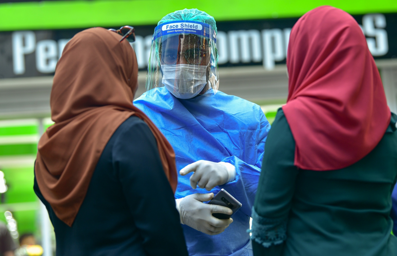 މާލެ: މާޗް 3، 2020- މުޅި ދުނިޔެ އަށް ހަލުވިކަމާ އެކު ފެތުރެމުންދާ ކޮރޯނާވައިރަސް ނުވަތަ ކޮވިޑް-19 އިން ރައްކާތެރިވުމުގެ ގޮތުން ހެލްތު ޕްރޮޓެކްޝަން އެޖެންސީ (އެޗްޕީއޭ) އާއި ނޭޝަނަލް ޑިޒާސްޓާ މެނޭޖްމަންޓް އޮތޯރިޓީ (އެންޑީއެމްއޭ) ގުޅިގެން މާލޭގެ ބިސްބުރު ސަރަހައްދުގައި ކުރިއަށް ގެންދިޔަ ޑްރިލްގެ ތެރެއިން.---ފޮޓޯ: އަހުމަދު އަވްޝަން/މިހާރު