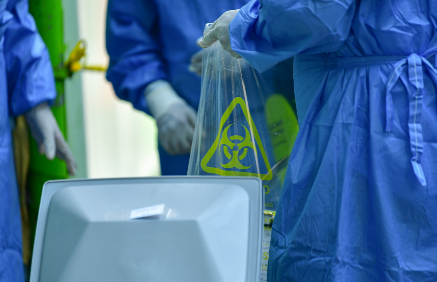 މާލެ: މާޗް 3، 2020- މުޅި ދުނިޔެ އަށް ހަލުވިކަމާ އެކު ފެތުރެމުންދާ ކޮރޯނާވައިރަސް ނުވަތަ ކޮވިޑް-19 އިން ރައްކާތެރިވުމުގެ ގޮތުން ހެލްތު ޕްރޮޓެކްޝަން އެޖެންސީ (އެޗްޕީއޭ) އާއި ނޭޝަނަލް ޑިޒާސްޓާ މެނޭޖްމަންޓް އޮތޯރިޓީ (އެންޑީއެމްއޭ) ގުޅިގެން މާލޭގެ ބިސްބުރު ސަރަހައްދުގައި ކުރިއަށް ގެންދިޔަ ޑްރިލްގެ ތެރެއިން.---ފޮޓޯ: އަހުމަދު އަވްޝަން/މިހާރު