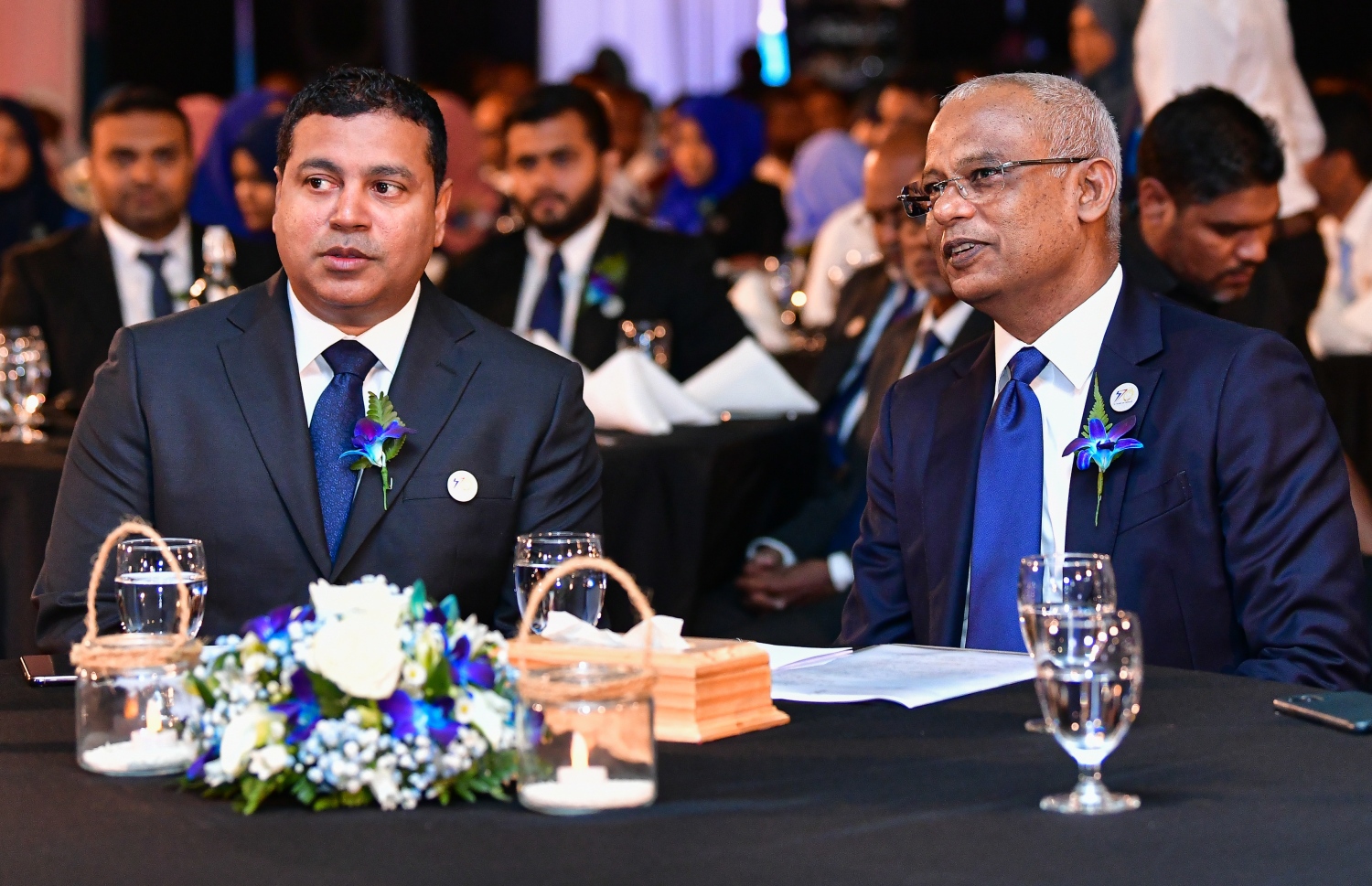 މާލެ: މާޗް 3، 2020- ސްޓެލްކޯ އިން ކަރަންޓުގެ ހިދުމަތަށް ދޭން ފެށިތާ 70 އަހަރު ފުރުން ފާހަގަ ކުރުމަށް ދަރުބާރުގޭގައި ބޭއްވި ޚާއްސަ ޖަލްސާގައި ރައީސް އިބްރާހިމް މުހައްމަދު ސޯލިހާއި އެ ކުންފުނީގެ މެނޭޖިން ޑިރެކްޓަރު މުޣްނީ ބައިވެރިވެވަޑައިގަންނަވަނީ.---ފޮޓޯ: އަހުމަދު އަވްޝަން އިލްޔާސް/މިހާރު