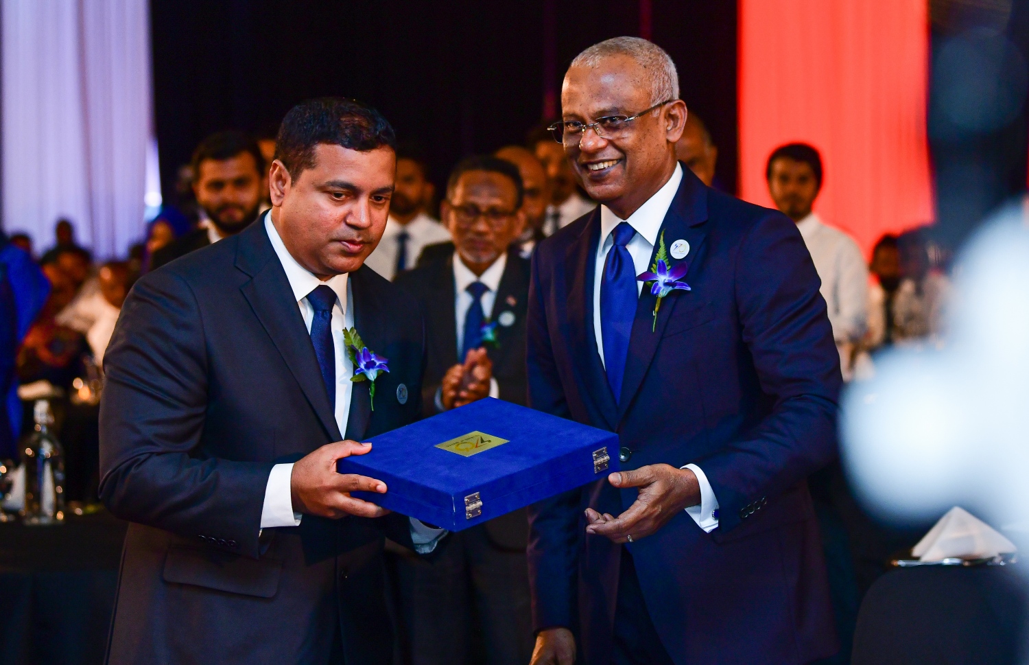 މާލެ: މާޗް 3، 2020- ސްޓެލްކޯ އިން ކަރަންޓުގެ ހިދުމަތަށް ދޭން ފެށިތާ 70 އަހަރު ފުރުން ފާހަގަ ކުރުމަށް ދަރުބާރުގޭގައި ބޭއްވި ޚާއްސަ ޖަލްސާގައި، އެ ކުންފުނީގެ ފަރާތުން މެނޭޖިން ޑިރެކްޓަރު މުޣްނީ، ރައީސް އިބްރާހިމް މުހައްމަދު ސޯލިހަށް ހަނދާނީ ފިލައެއް އަރުވަނީ.---ފޮޓޯ: އަހުމަދު އަވްޝަން އިލްޔާސް/މިހާރު