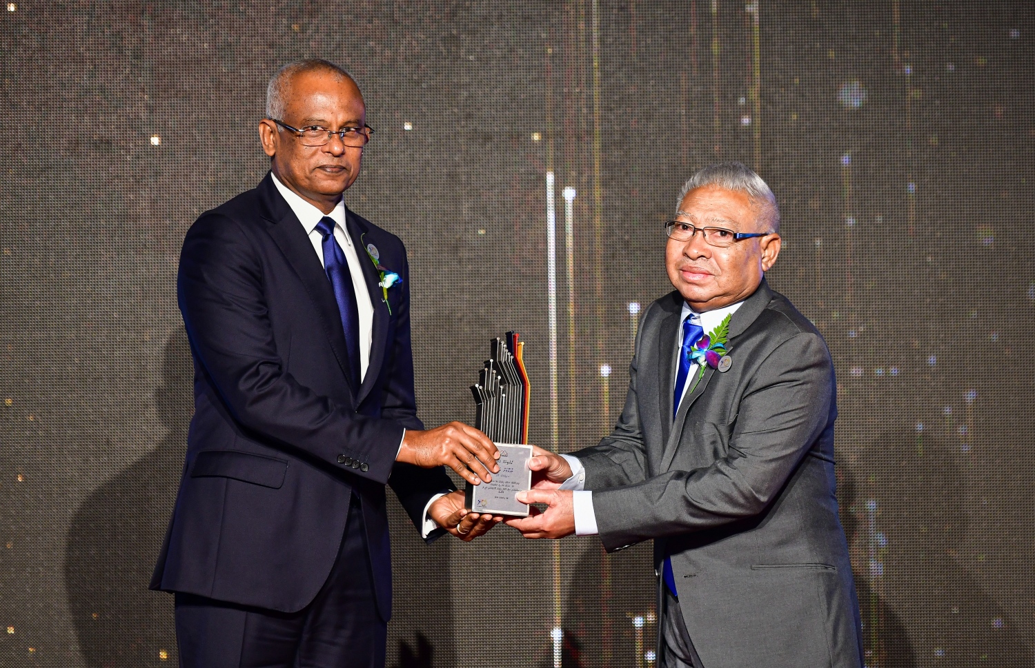 މާލެ: މާޗް 3، 2020- ސްޓެލްކޯ އިން ކަރަންޓުގެ ހިދުމަތަށް ދޭން ފެށިތާ 70 އަހަރު ފުރުން ފާހަގަ ކުރުމަށް ދަރުބާރުގޭގައި ބޭއްވި ޚާއްސަ ޖަލްސާގާއި، އެ ކުންފުންޏަށް ގިނަ ދުވަސްތަކެއް ވަންދެން ޚިދުމަތް ކުރެއްވި، ބޭފުޅަކަށް ރައީސް އިބްރާހިމް މުހައްމަދު ސޯލިހު އެވޯޑް ދެއްވަނީ.---ފޮޓޯ: އަހުމަދު އަވްޝަން އިލްޔާސް/މިހާރު