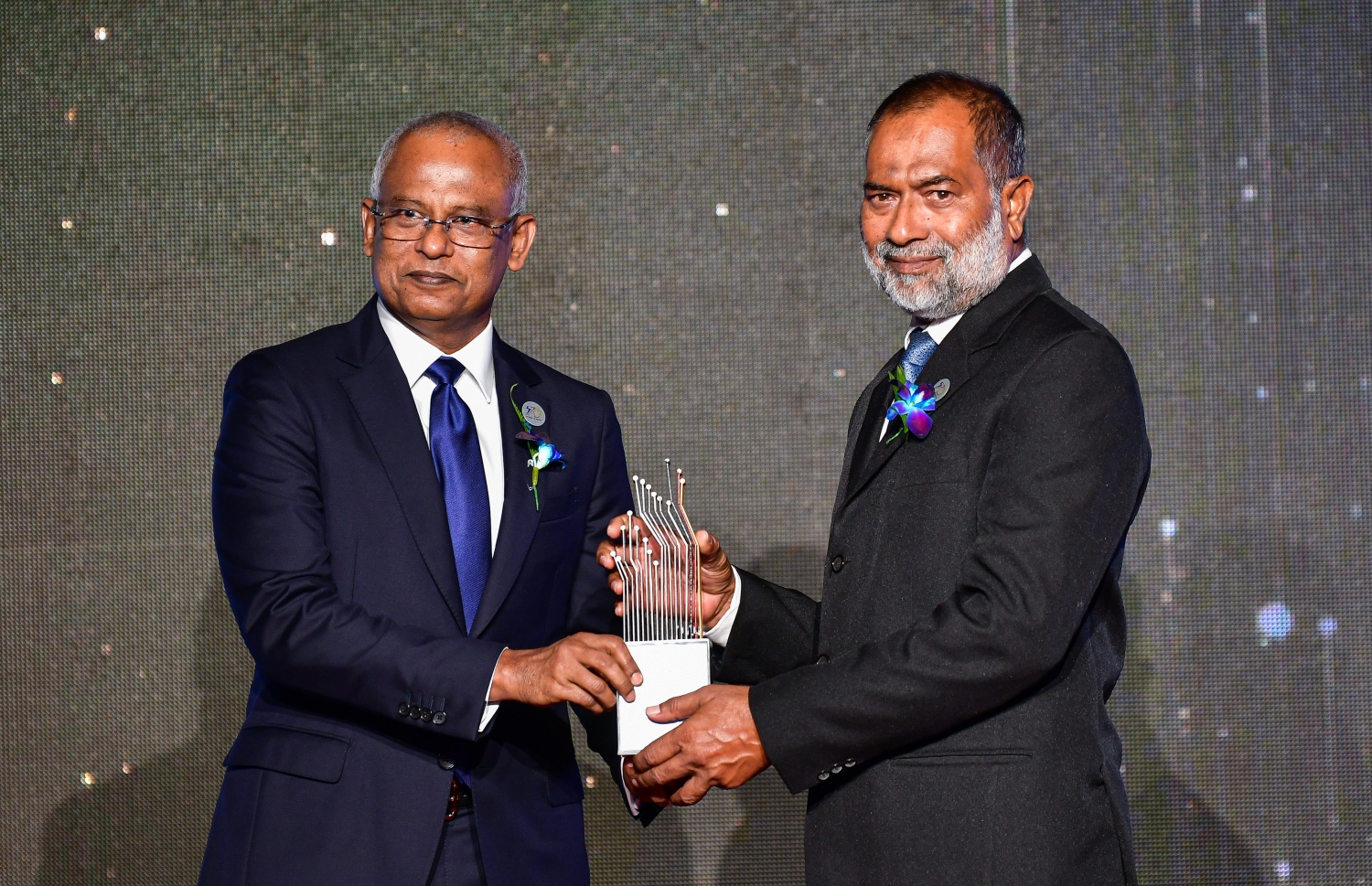 މާލެ: މާޗް 3، 2020- ސްޓެލްކޯ އިން ކަރަންޓުގެ ހިދުމަތަށް ދޭން ފެށިތާ 70 އަހަރު ފުރުން ފާހަގަ ކުރުމަށް ދަރުބާރުގޭގައި ބޭއްވި ޚާއްސަ ޖަލްސާގައި، އެ ކުންފުންޏަށް ގިނަ ދުވަސްތަކެއް ވަންދެން ޚިދުމަތް ކުރެއްވި، ބޭފުޅަކަށް ރައީސް އިބްރާހިމް މުހައްމަދު ސޯލިހު އެވޯޑް ދެއްވަނީ.---ފޮޓޯ: އަހުމަދު އަވްޝަން އިލްޔާސް/މިހާރު