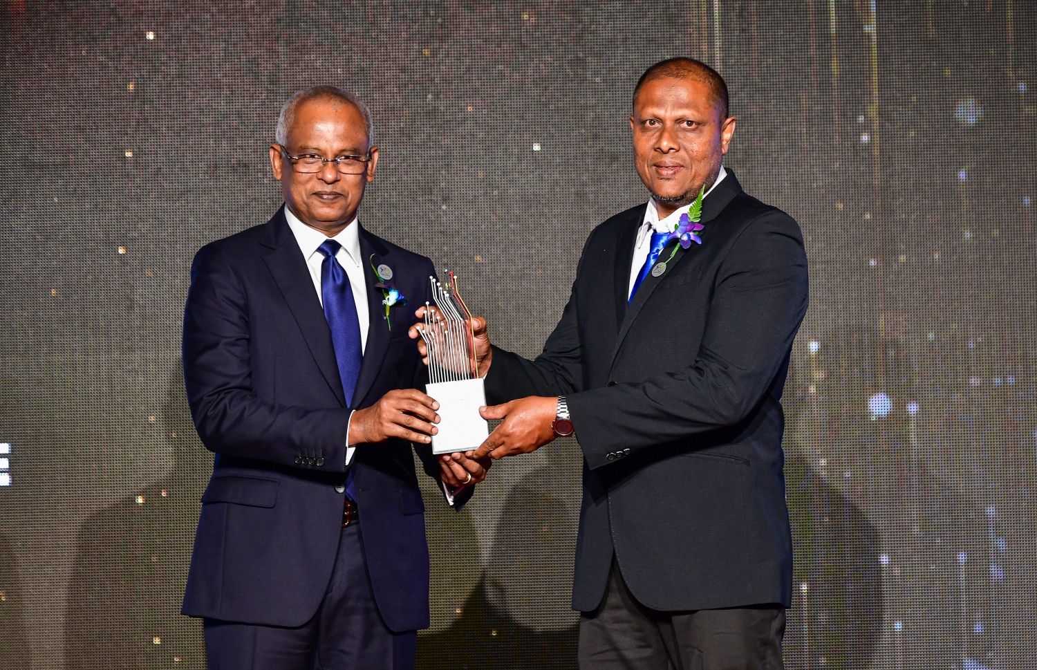 މާލެ: މާޗް 3، 2020- ސްޓެލްކޯ އިން ކަރަންޓުގެ ހިދުމަތަށް ދޭން ފެށިތާ 70 އަހަރު ފުރުން ފާހަގަ ކުރުމަށް ދަރުބާރުގޭގައި ބޭއްވި ޚާއްސަ ޖަލްސާގައި، އެ ކުންފުންޏަށް ގިނަ ދުވަސްތަކެއް ވަންދެން ޚިދުމަތް ކުރެއްވި، ބޭފުޅަކަށް ރައީސް އިބްރާހިމް މުހައްމަދު ސޯލިހު އެވޯޑް ދެއްވަނީ.---ފޮޓޯ: އަހުމަދު އަވްޝަން އިލްޔާސް/މިހާރު