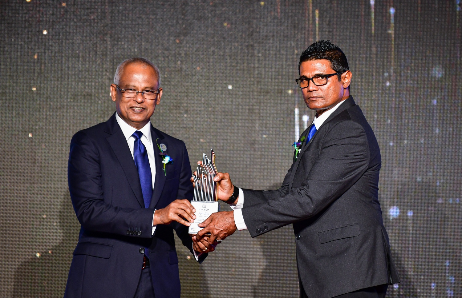 މާލެ: މާޗް 3، 2020- ސްޓެލްކޯ އިން ކަރަންޓުގެ ހިދުމަތަށް ދޭން ފެށިތާ 70 އަހަރު ފުރުން ފާހަގަ ކުރުމަށް ދަރުބާރުގޭގައި ބޭއްވި ޚާއްސަ ޖަލްސާގައި، އެ ކުންފުންޏަށް ގިނަ ދުވަސްތަކެއް ވަންދެން ޚިދުމަތް ކުރެއްވި، ބޭފުޅަކަށް ރައީސް އިބްރާހިމް މުހައްމަދު ސޯލިހު އެވޯޑް ދެއްވަނީ.---ފޮޓޯ: އަހުމަދު އަވްޝަން އިލްޔާސް/މިހާރު