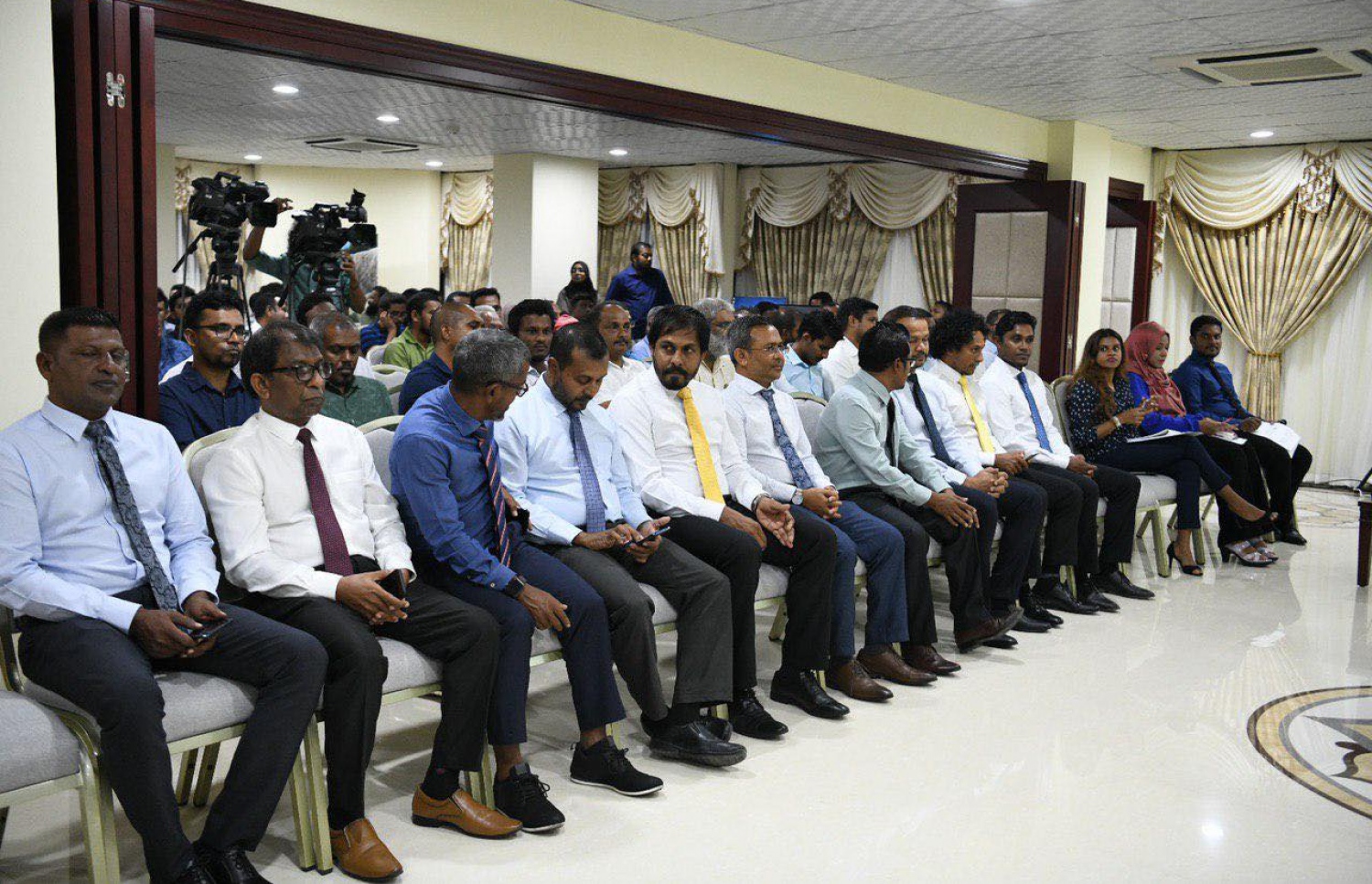 އެންމެ ކުޑަ އުޖޫރަ ކަނޑައެޅުމާ ގުޅޭ ގޮތުން އާންމުންގެ ހިޔާލު ހޯދުމަށް ރައްޔިތުންގެ މަޖިލީހުގެ އިދާރާ އިން މިރޭ ބާއްވާ ބައްދަލުވުމުގައި ބައިވެރިވެވަޑައިގަންނަވާ ބައެއް މެމްބަރުން.---ފޮޓޯ: މަޖިލީހުގެ އިދާރާ