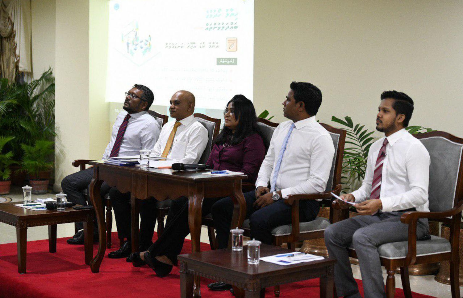 އެންމެ ކުޑަ އުޖޫރަ ކަނޑައެޅުމާ ގުޅޭ ގޮތުން އާންމުންގެ ހިޔާލު ހޯދުމަށް ރައްޔިތުންގެ މަޖިލީހުގެ އިދާރާ އިން މިރޭ ބާއްވާ ބައްދަލުވުމުގައި ބައިވެރިވެވަޑައިގަންނަވާ ޕެނަލްގެ މެމްބަރުން.---ފޮޓޯ: މަޖިލީހުގެ އިދާރާ