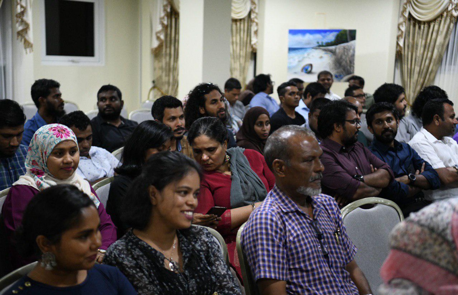 މިނިމަމް ވޭޖާ ގުޅޭ ގޮތުން އާންމުންގެ ހިޔާލު ހޯދުމަށް ރައްޔިތުންގެ މަޖިލީހުގެ އިދާރާ އިން ބާއްވާ ބައްދަލުވުމުގެ ބައެއް ބައިވެރިން.---ފޮޓޯ: މަޖިލީހުގެ އިދާރާ