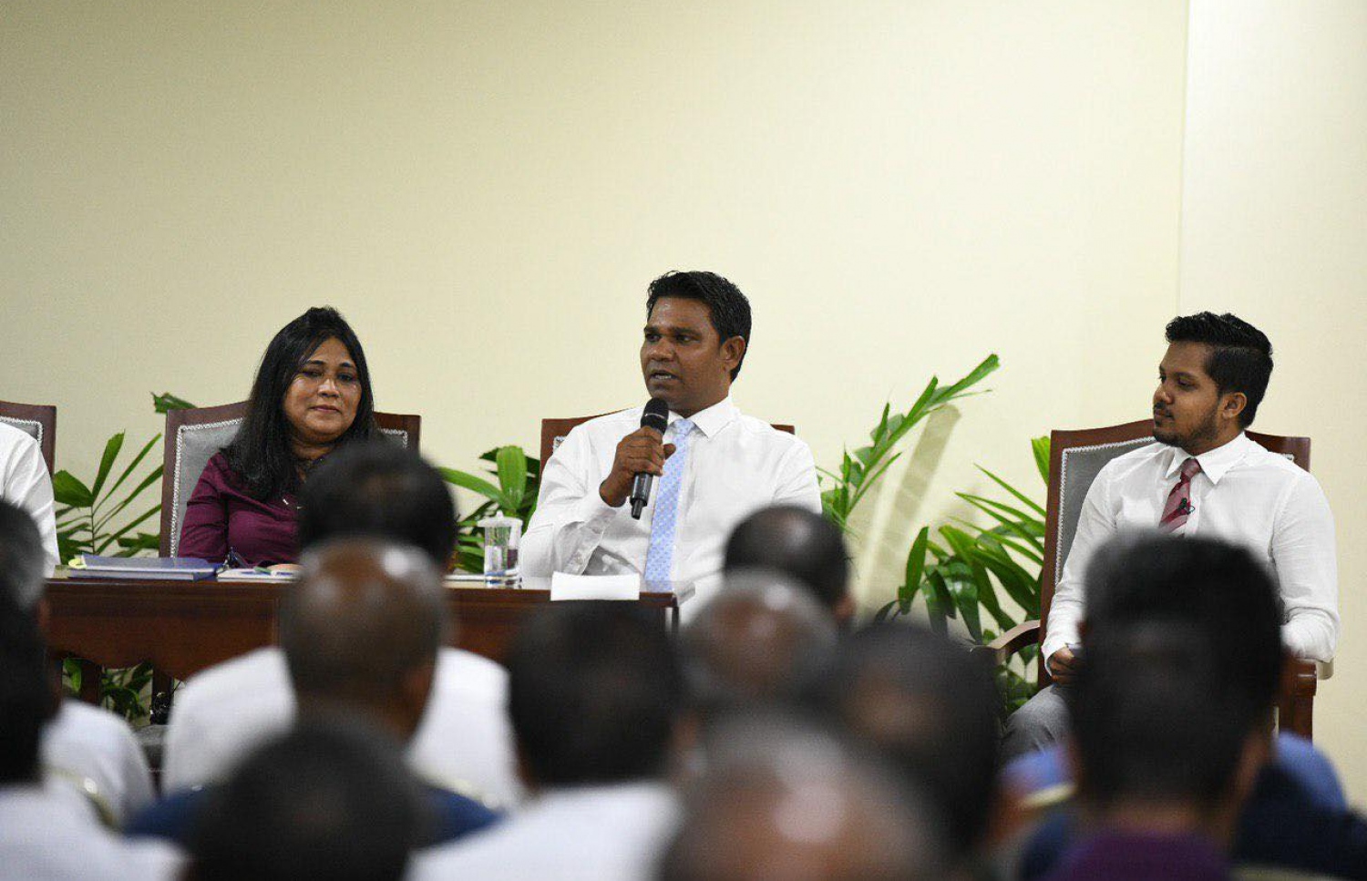 ރޭގެ ބައްދަލުވުމުގައި އީސާ ވާހަކަ ދައްކަވަނީ.--ފޮޓޯ: މަޖިލީހުގެ އިދާރާ