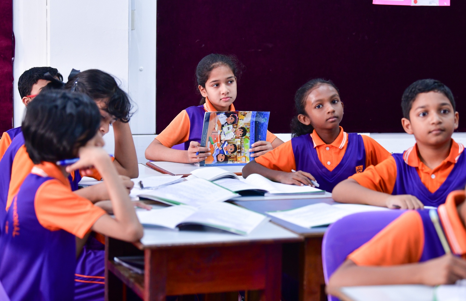 ޣިޔާސުއްދީން ސްކޫލުގެ ކްލާހެއްގައި ދަރިވަރުން ކިޔަވަނީ.-- ފޮޓޯ: އަހުމަދު އަވްޝަން އިލްޔާސް/ މިހާރު