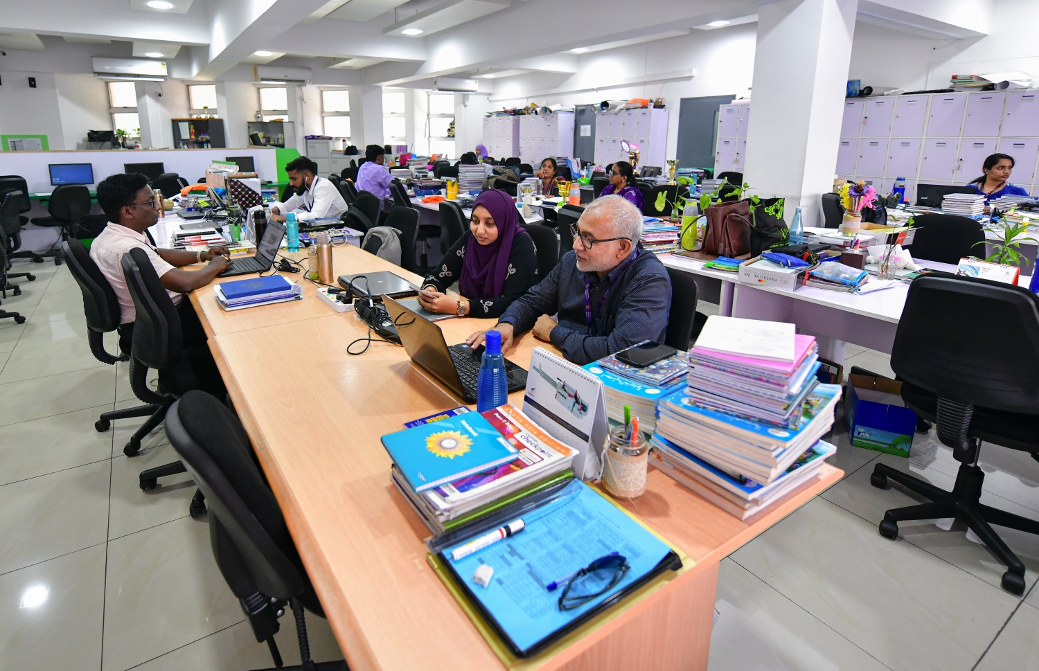 ޣިޔާސުއްދީން ސްކޫލުގެ ސްޓާފް ރޫމުގައި ޓީޗަރުންން މަސައްކަތްކުރަނީ.-- ފޮޓޯ: އަހުމަދު އަވްޝަން އިލްޔާސް/ މިހާރު