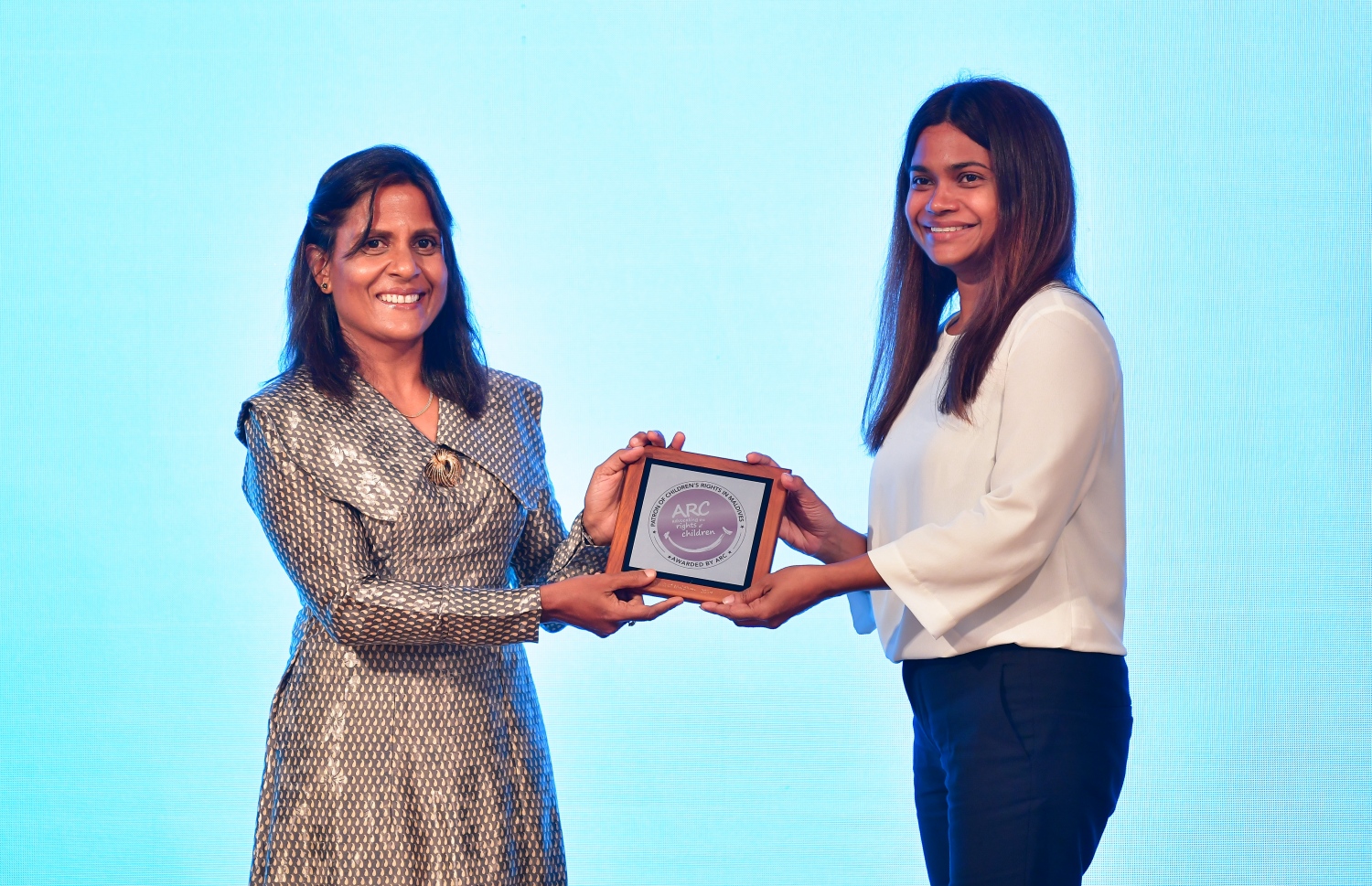 އާކްގެ "ކޯޕަރޭޓް އެމްބަސަޑާސް" ޕްރޮގްރާމުގައި ބައިވެރިވި ފަރާތަކާ ރައީސް އިބްރާހިމް މުހައްމަދު ސޯލިހުގެ އަނބިކަނބަލުން ފަޒްނާ އަހުމަދު ހަނދާނީ ފިލާ ހަވާލުކުރައްވަނީ -- ފޮޓޯ: އަހުމަދު އަވްޝަން އިލްޔާސް